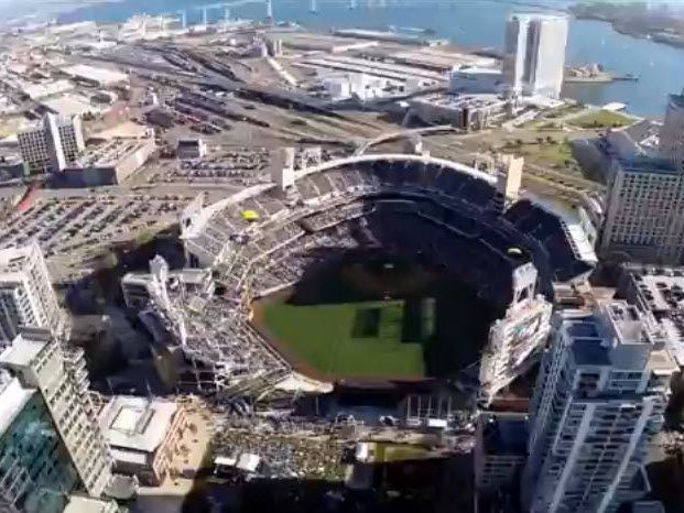Fallschirmspringer eröffnen Heimsaison der San Diego Padres. Fallschirmspringer eröffnen Heimsaison der San Diego Padres.