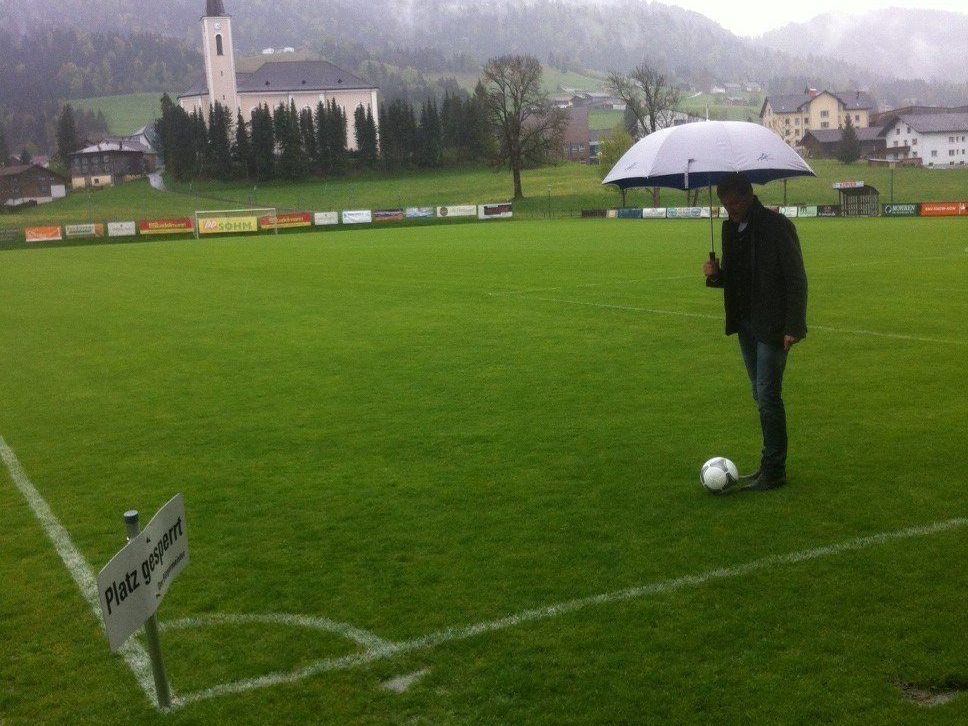 Schiedsrichter Voislav Zubcic hat das Spiel Alberschwende gegen Wolfurt abgesagt. Schiedsrichter Voislav Zubcic hat das Spiel Alberschwende gegen Wolfurt abgesagt.