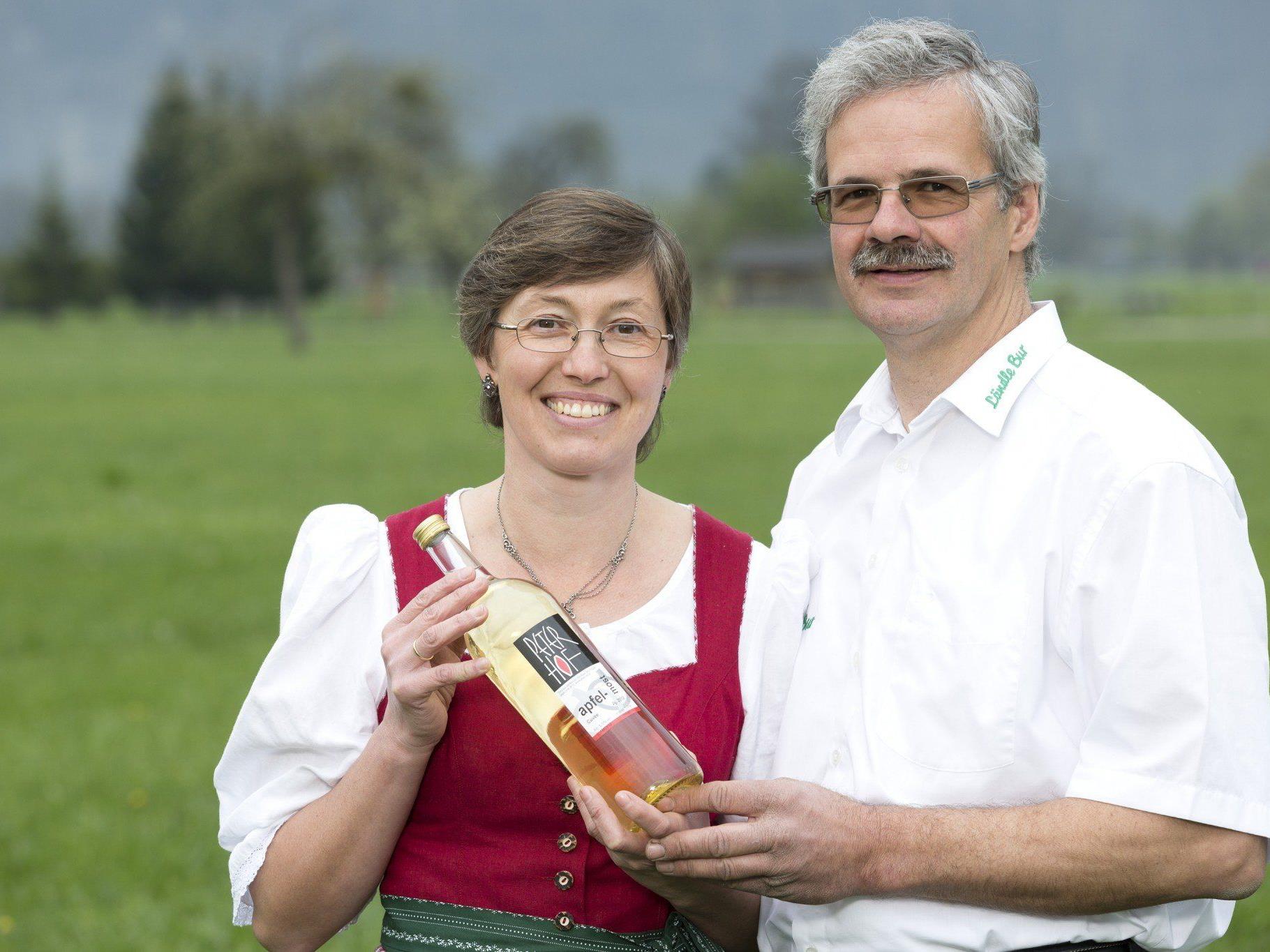 Christine und Bertram Nachbaur mit dem Apfelmost Cuvée Jg. 2013 – Landessieger der GenussKrone 2014/15 in der Kategorie Obstmost mit Restzucker