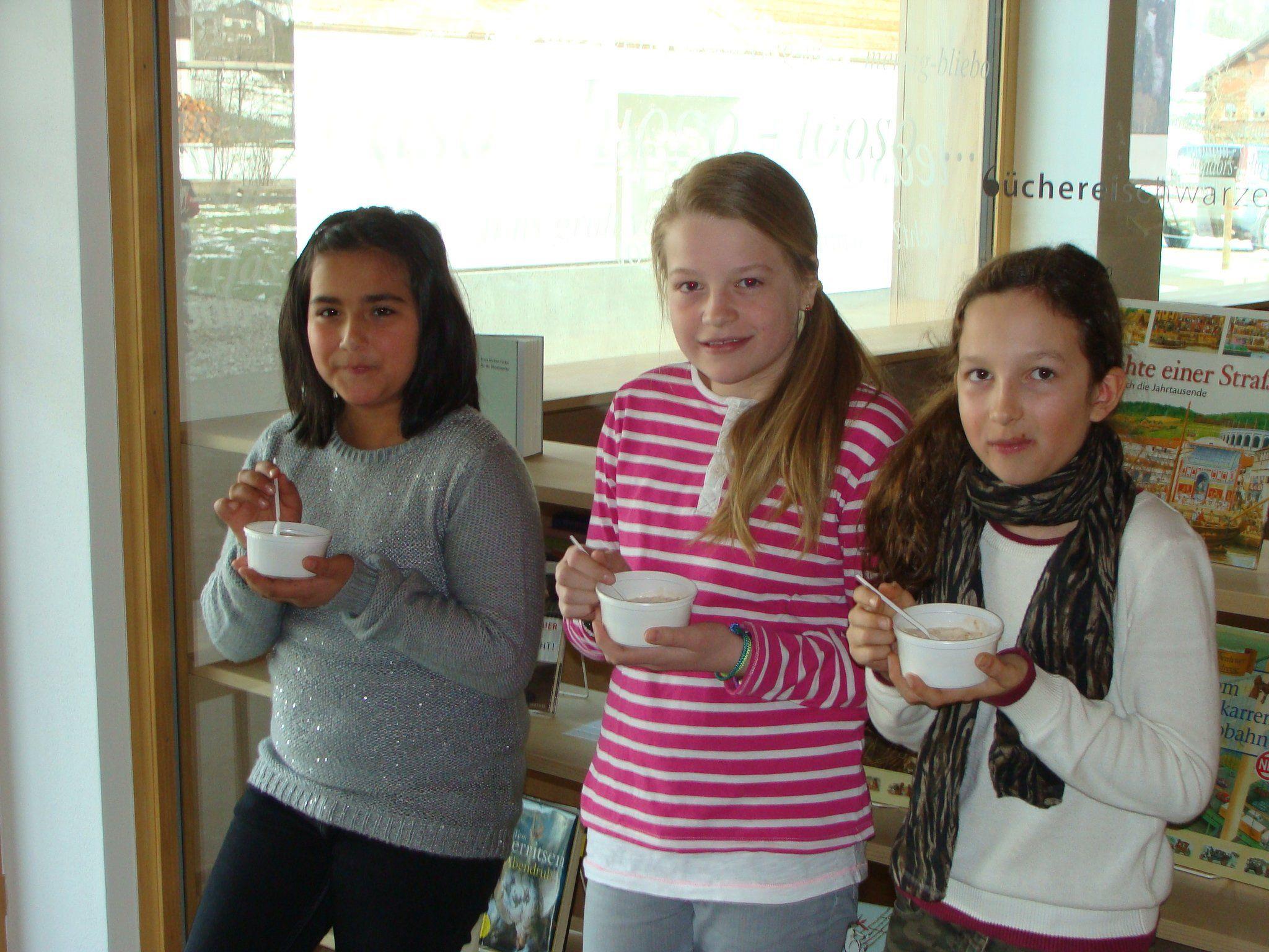 Die Mädchen der vierten Klasse genossen das Müsli Die Mädchen der vierten Klasse genossen das Müsli