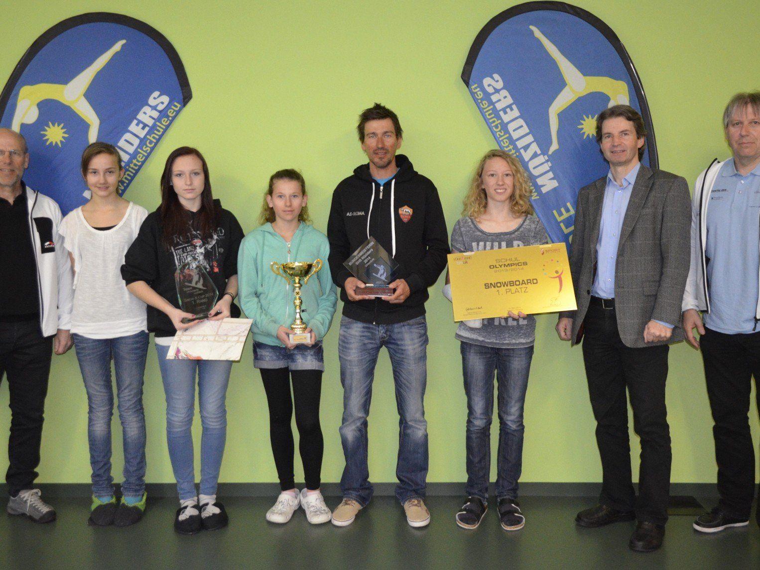 Gold für die Mädchen der Sportmittelschule Nüziders bei der Bundesmeisterschaft im Snowboardcross in Saalbach-Hinterglemm.