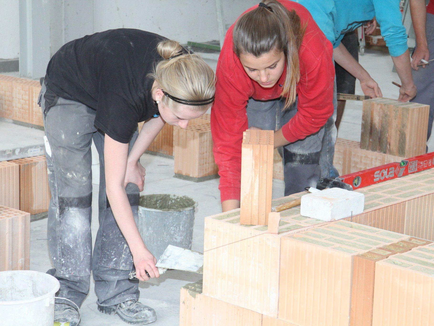 Mädchen lernen Mauern an der HTL in Rankweil. Der Bereich Bau boomt an dieser Schule.