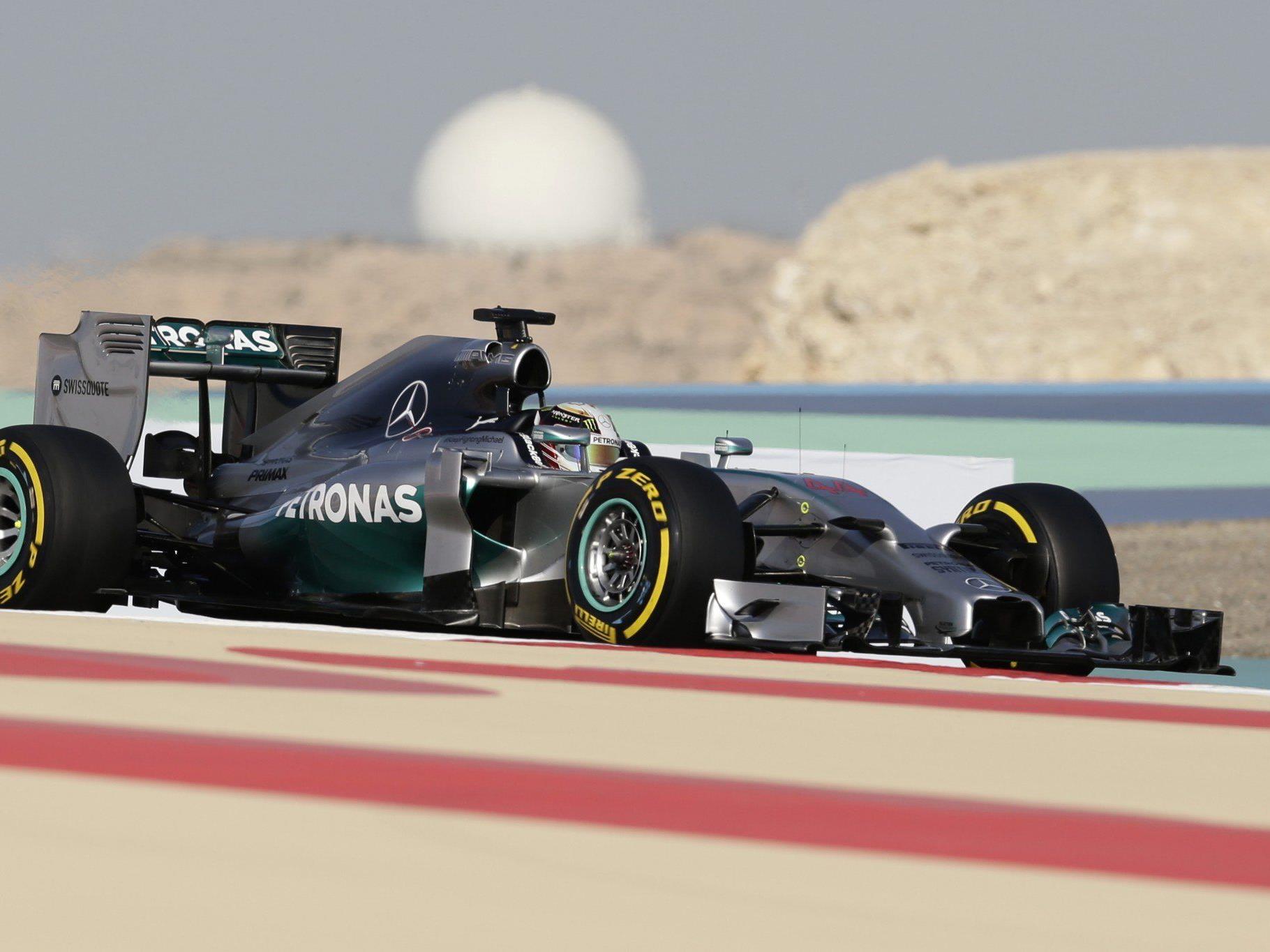 Mercedes AMG Fahrer Lewis Hamilton geht top motiviert in den Formel 1 Grand Prix von Bahrain 2014.