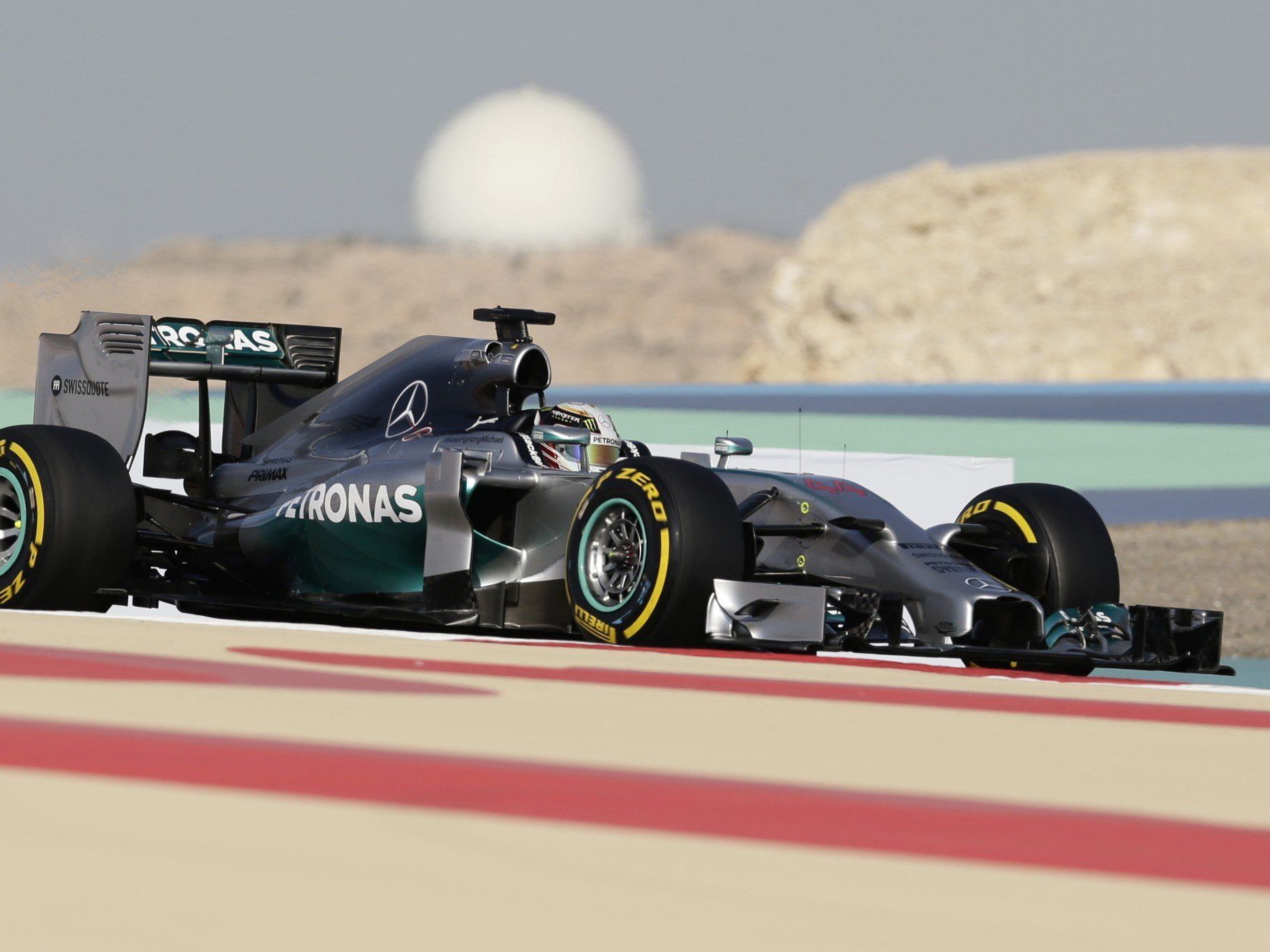Mercedes AMG Fahrer Lewis Hamilton geht top motiviert in den Formel 1 Grand Prix von Bahrain 2014. Mercedes AMG Fahrer Lewis Hamilton geht top motiviert in den Formel 1 Grand Prix von Bahrain 2014.