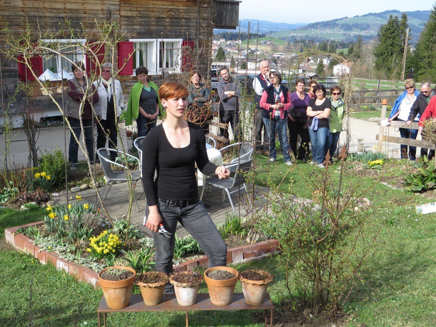 Rosenschnittkurs mit Gärtnermeisterin Regina Metzler aus Andelsbuch Rosenschnittkurs mit Gärtnermeisterin Regina Metzler aus Andelsbuch