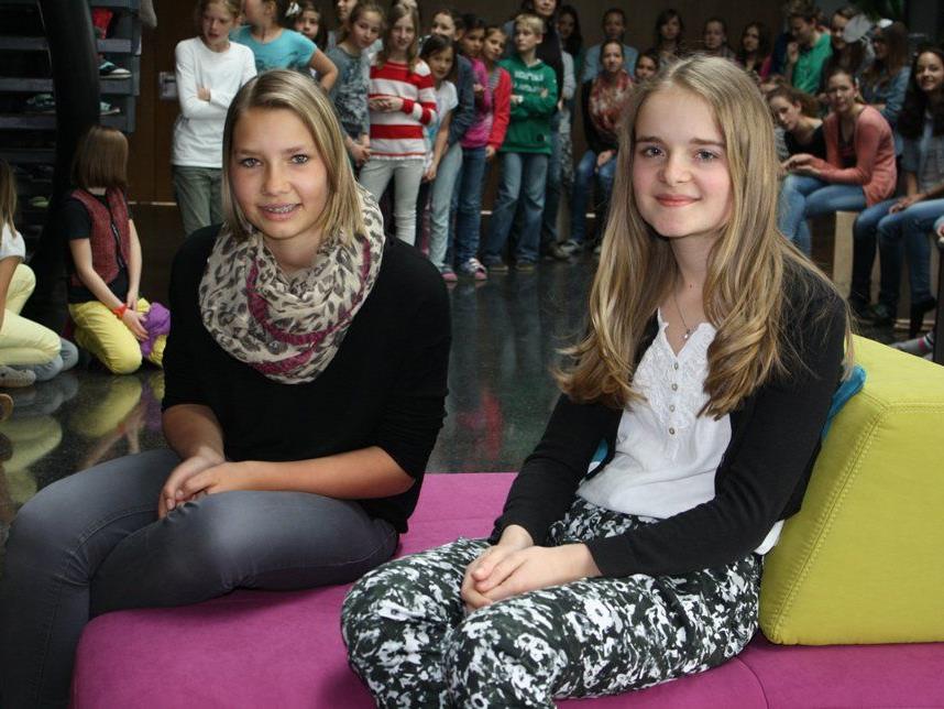 Natalie und Lena testeten die neue Chillout-Zone der Hauptschule Lingenau.