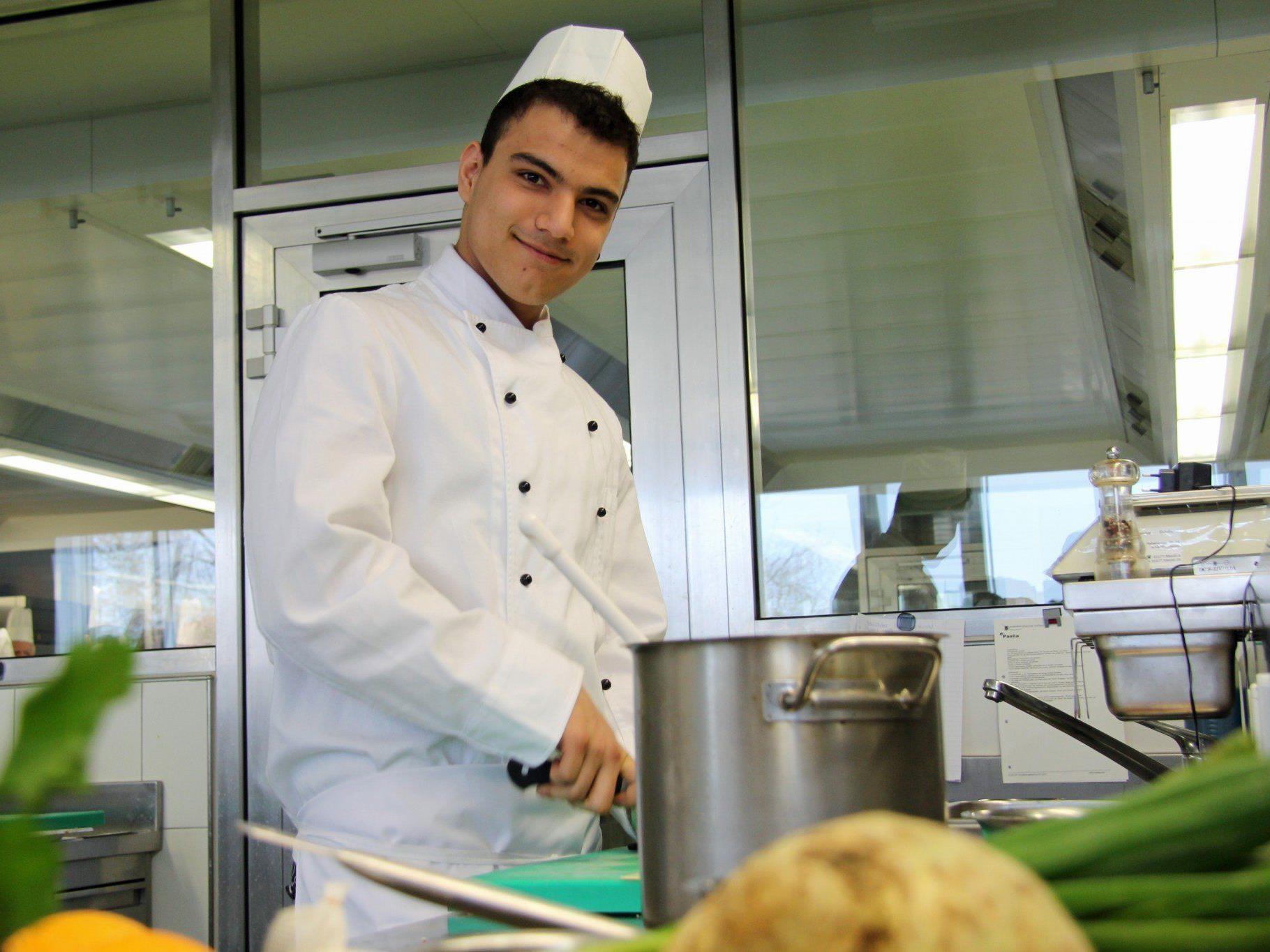 Ashkan aus dem Iran macht dank dem Pilotprojekt eine Lehre zum Koch. Ashkan aus dem Iran macht dank dem Pilotprojekt eine Lehre zum Koch.