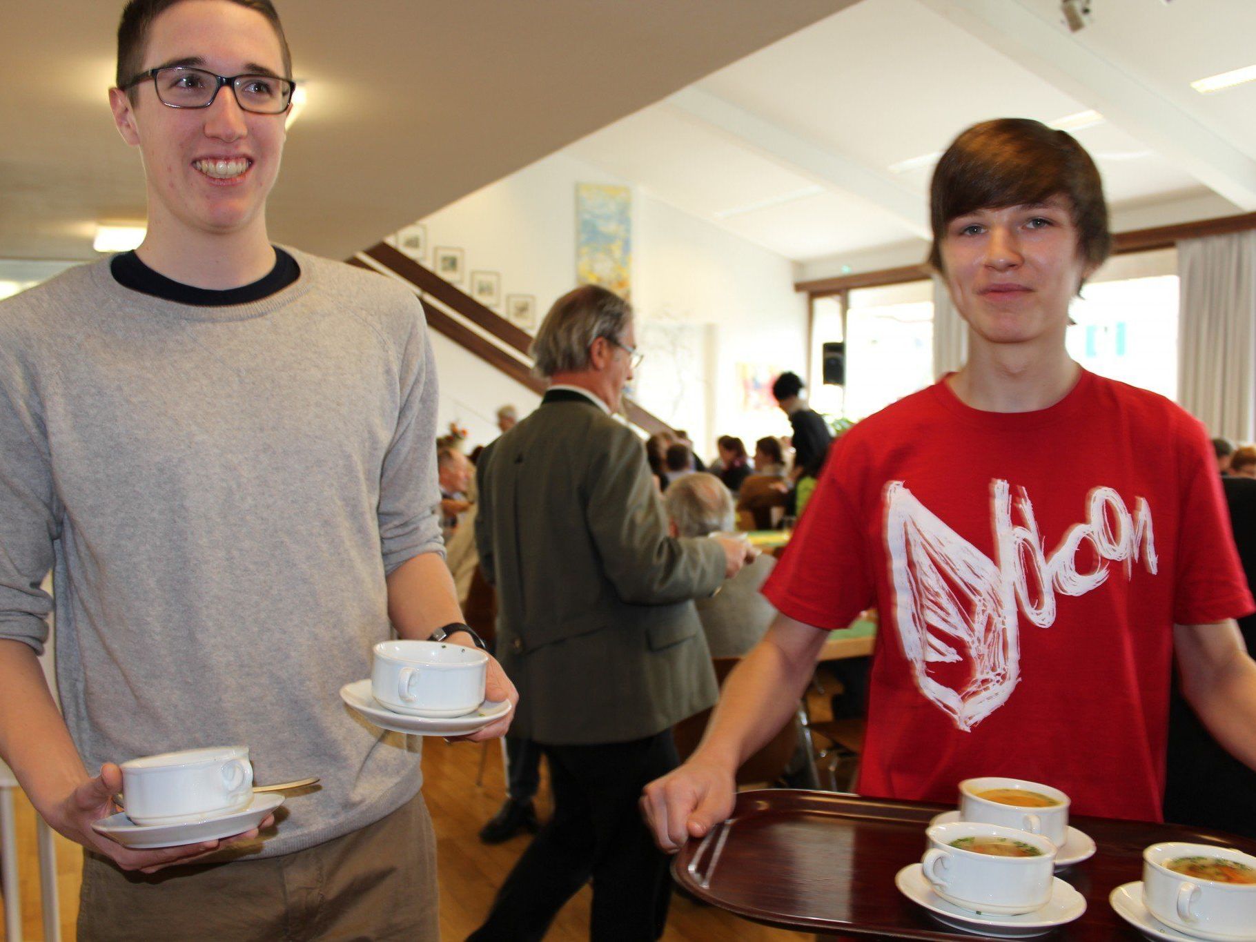 Emanuel Pedot und David Forstner servieren Suppen für den guten Zweck. Emanuel Pedot und David Forstner servieren Suppen für den guten Zweck.