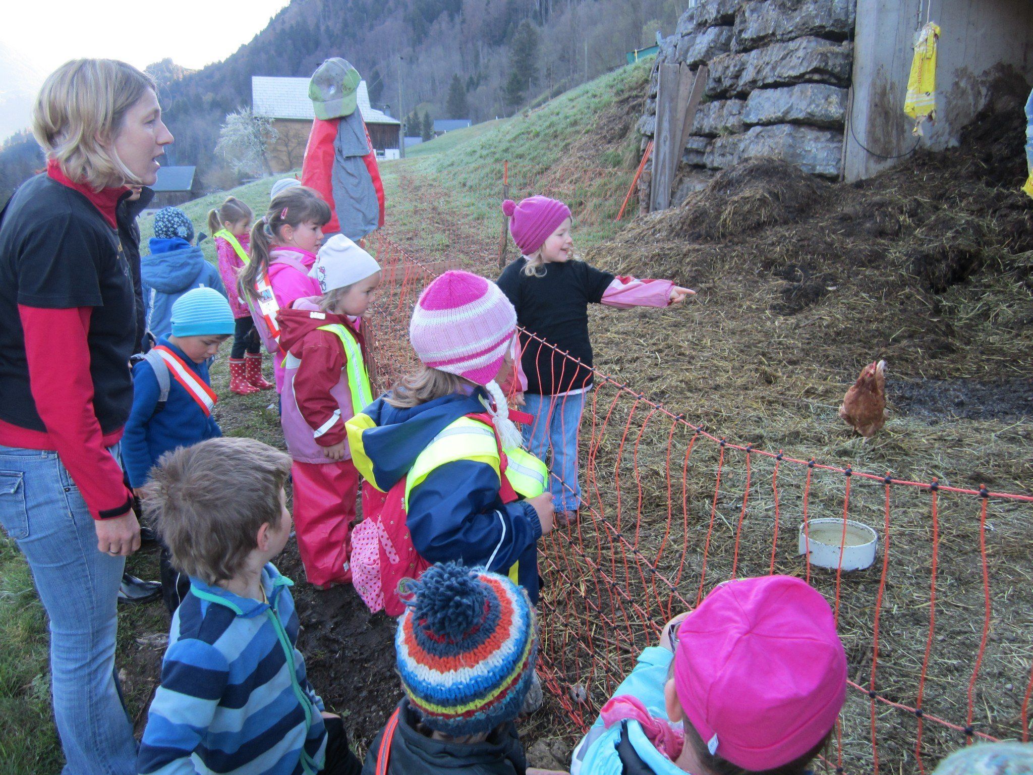 Spannender Besuch des Kindergarten Sonntag auf dem Bauernhof von Petra und German Nigsch. Spannender Besuch des Kindergarten Sonntag auf dem Bauernhof von Petra und German Nigsch.