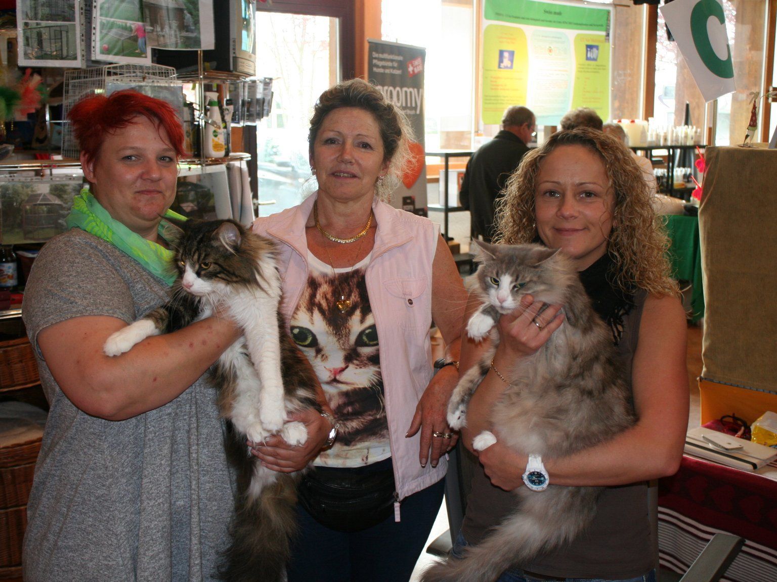 Christiane, Liliana und Franziska mit ihren Stubentigern Christiane, Liliana und Franziska mit ihren Stubentigern