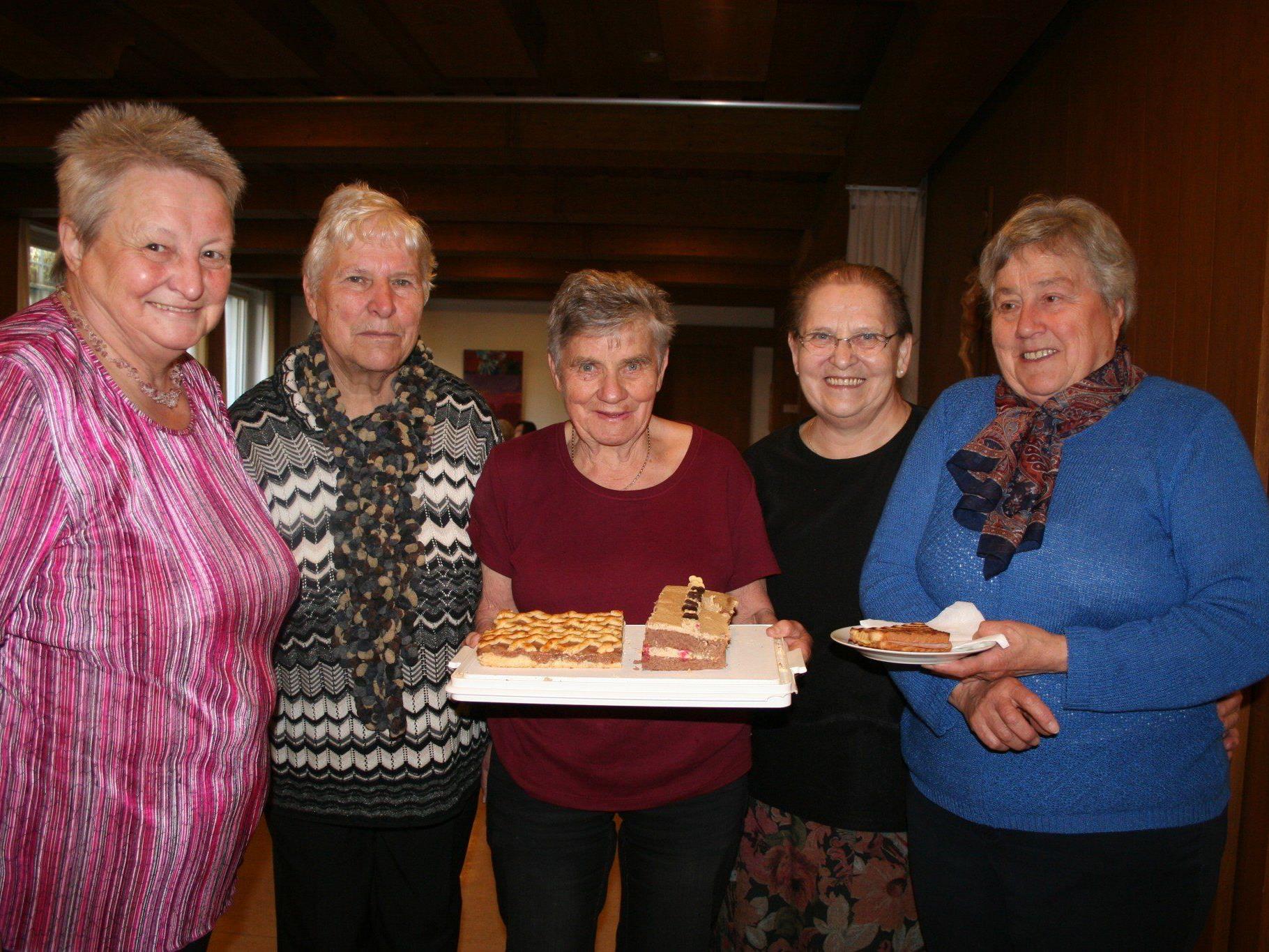 Ehrenamtliche Helfer der Pfarrcaritas Rankweil verwöhnten die Besucher kulinarisch: Emma Amann, Helene Amann, Gerda Dietinger, Lydia Gomelschak und Tini Hron.