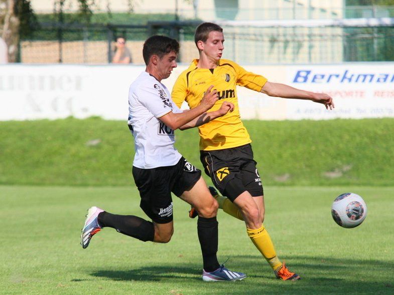 Höchst-Verteidiger Robert Blum und seine Mitspieler wollen gegen Wattens punkten. Höchst-Verteidiger Robert Blum und seine Mitspieler wollen gegen Wattens punkten.
