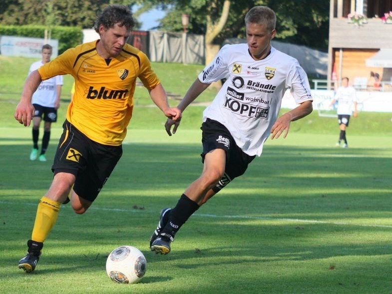 Zweikämpfe zwischen Höchst-Verteidiger Martin Hämmerle und Altach Kaderspieler Julian Erhart könnte es geben. Zweikämpfe zwischen Höchst-Verteidiger Martin Hämmerle und Altach Kaderspieler Julian Erhart könnte es geben.