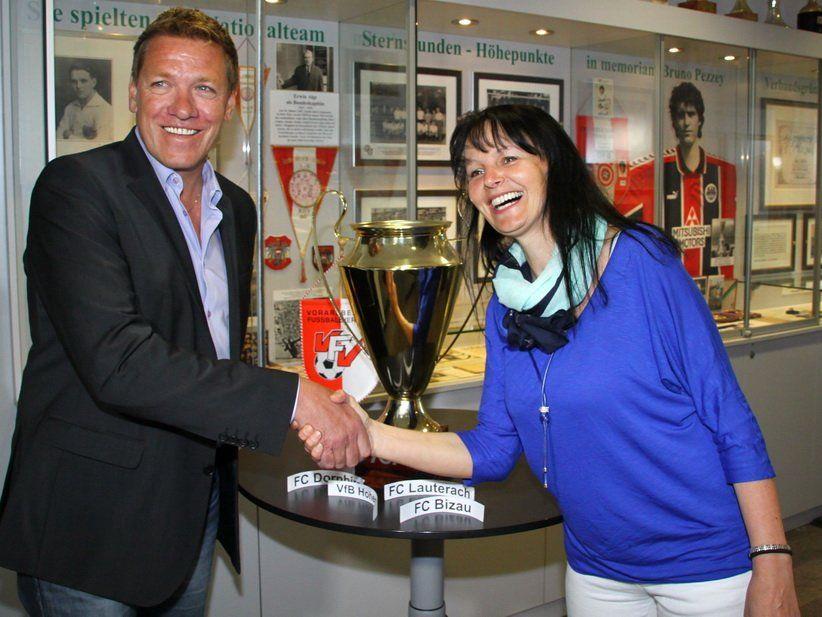 Ländle TV Mitarbeiterin Brigitte Tschol zog die Paarungen für das Toto Cup Halbfinale.