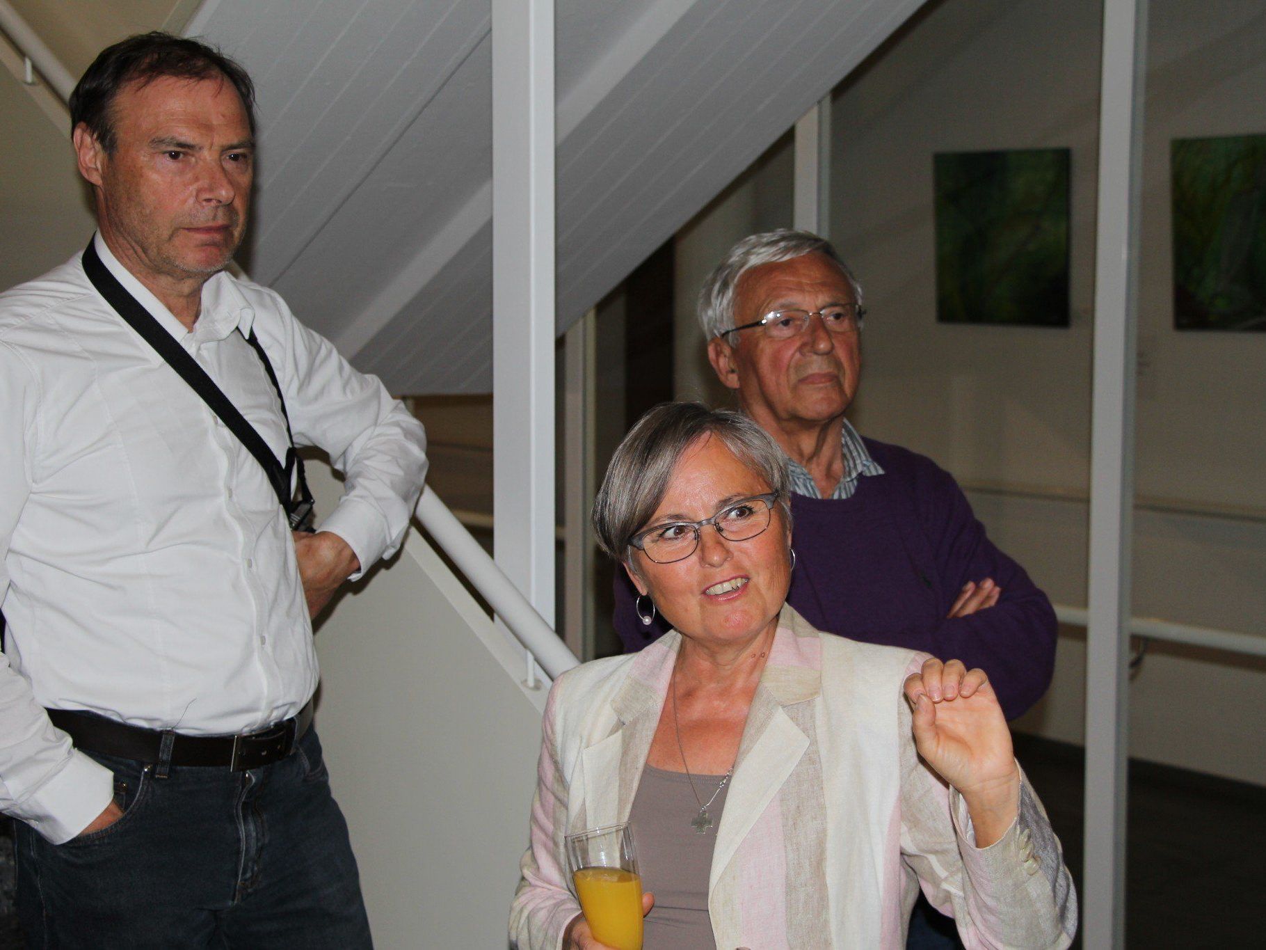 Ob Seerosen, Vögel oder Schwemmholz - alles ist für mich Heimat - erklärte die Künstlerin Isabella Heim  beim Rundgang zu ihrer Ausstellung "Bi üs am See". Ob Seerosen, Vögel oder Schwemmholz - alles ist für mich Heimat - erklärte die Künstlerin Isabella Heim  beim Rundgang zu ihrer Ausstellung "Bi üs am See".