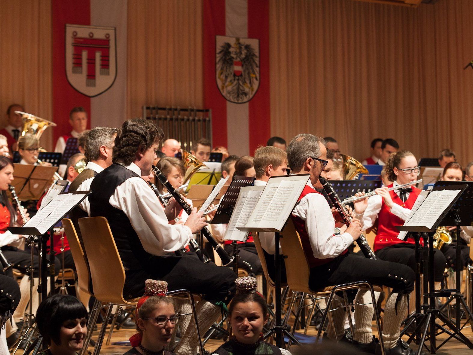 80 Musikantinnen und Musikanten unter einer Leitung 80 Musikantinnen und Musikanten unter einer Leitung