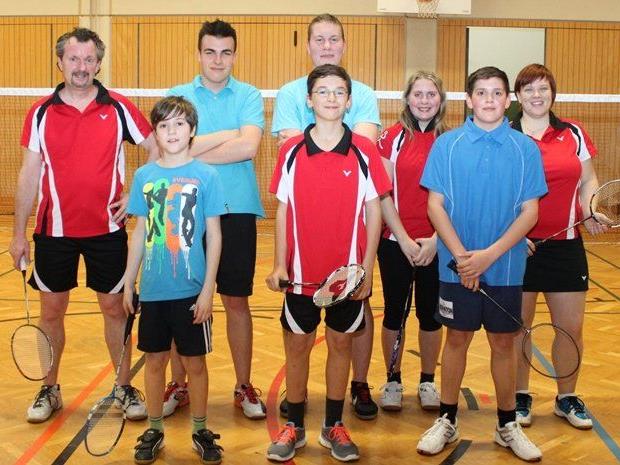 Die Jugendbetreuer Philipp Köppl (li) und Anna-Maria Fetz (re) mit Nachwuchsspielern des Badmintonclub Bregenz