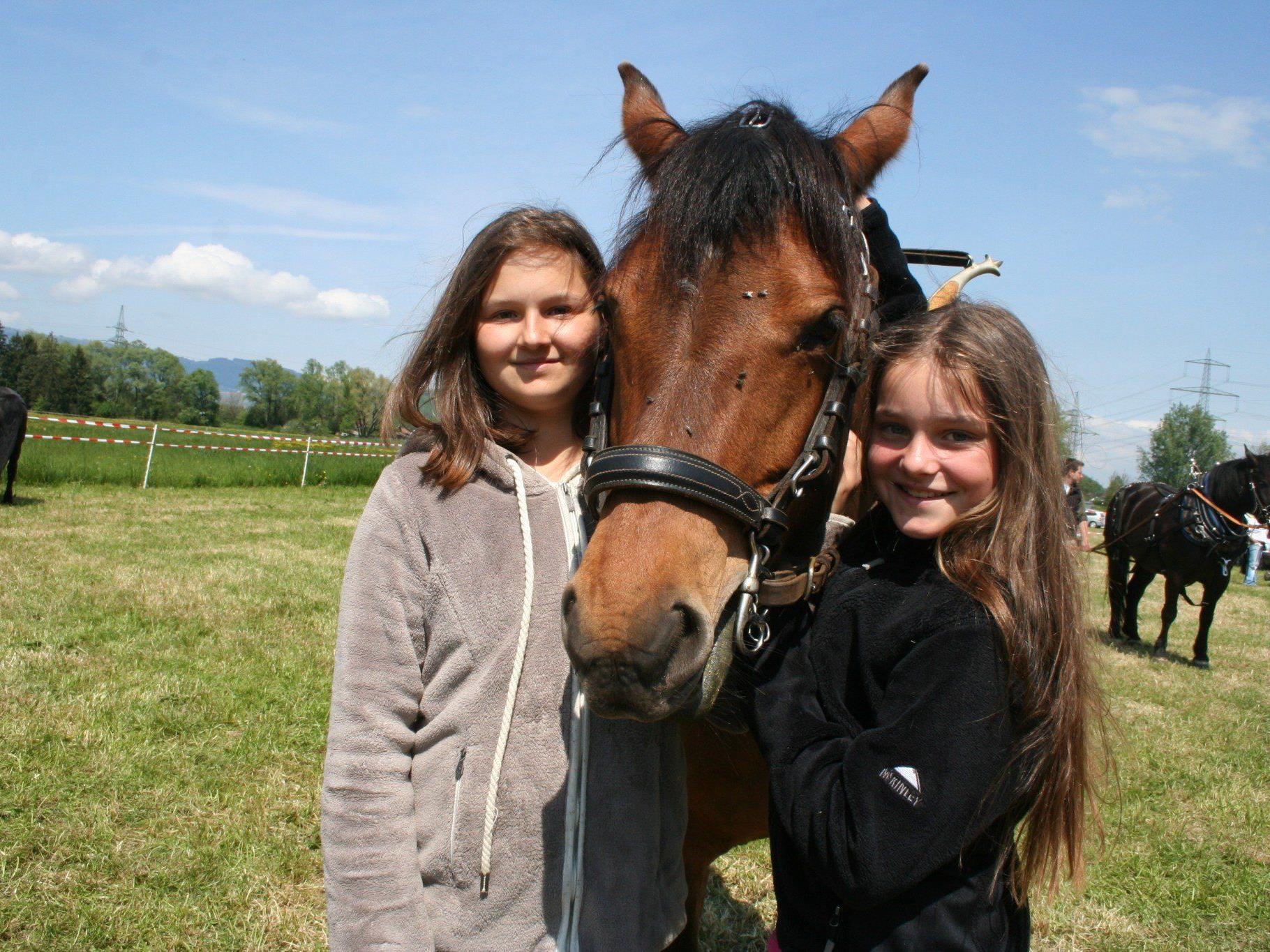 Freuten sich, die Pferde hautnah zu erleben: Anna-Lena und Paula mit Pferd Celina.