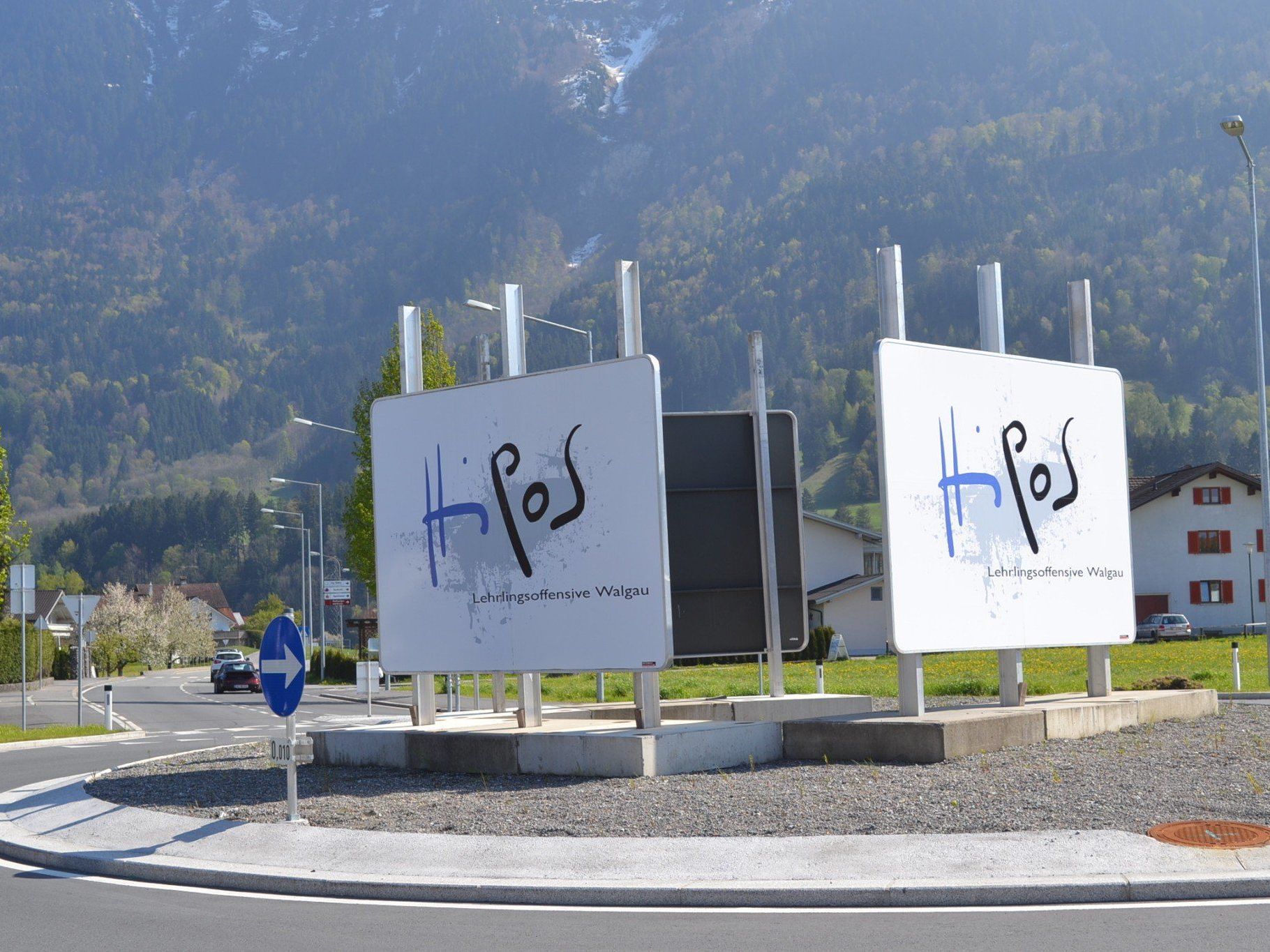 Kreativität statt Tristesse: HiPos-Lehrlinge übernehmen die Gestaltung des Kreisverkehrs. Kreativität statt Tristesse: HiPos-Lehrlinge übernehmen die Gestaltung des Kreisverkehrs.