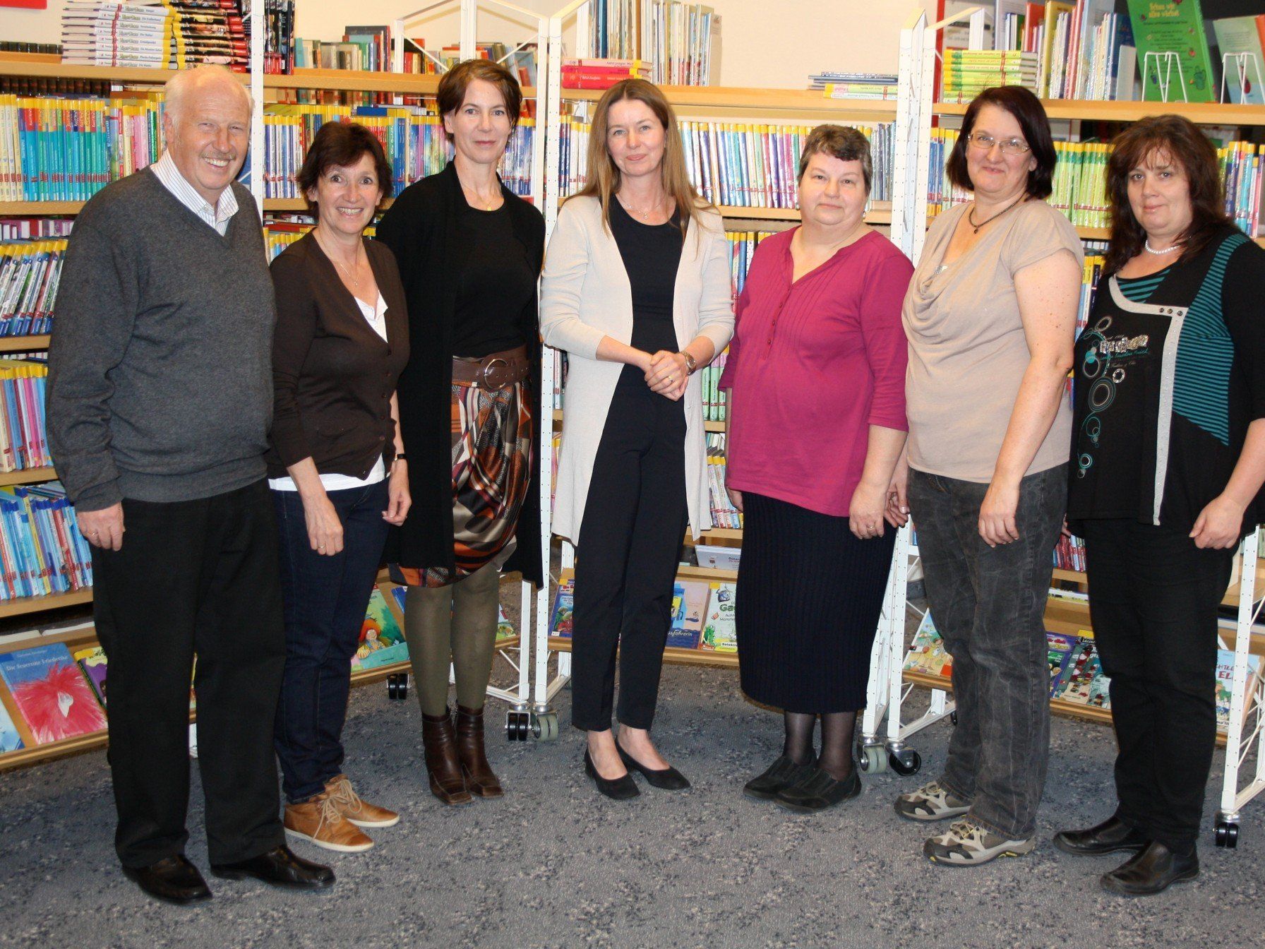 Büchereileiter Manfred Schallert, Silvia Schallert, Steffi Scheil, Birgit Lechner, Anke Podesser, Christine Schönborn und Urslua Schmid als Leiterin der Spielothek, im Bild von links. Büchereileiter Manfred Schallert, Silvia Schallert, Steffi Scheil, Birgit Lechner, Anke Podesser, Christine Schönborn und Urslua Schmid als Leiterin der Spielothek, im Bild von links.