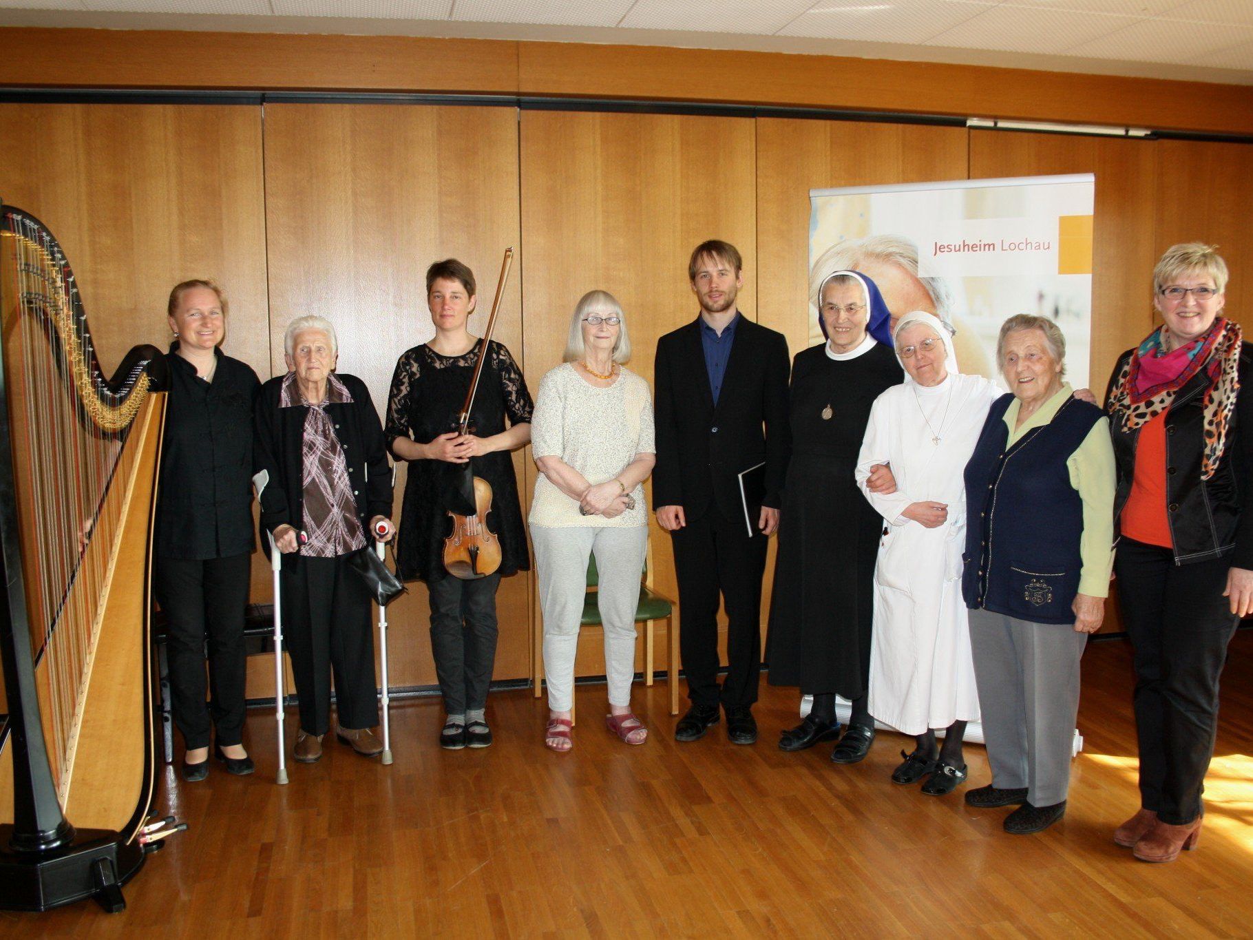 Die Künstler Jakob Rapatz (Bariton), Julia Hanke (Violine) und Ulrike Neubacher (Harfe) kamen gerne zu diesem Konzertauftritt ins Pflegeheim Jesuheim. Die Künstler Jakob Rapatz (Bariton), Julia Hanke (Violine) und Ulrike Neubacher (Harfe) kamen gerne zu diesem Konzertauftritt ins Pflegeheim Jesuheim.