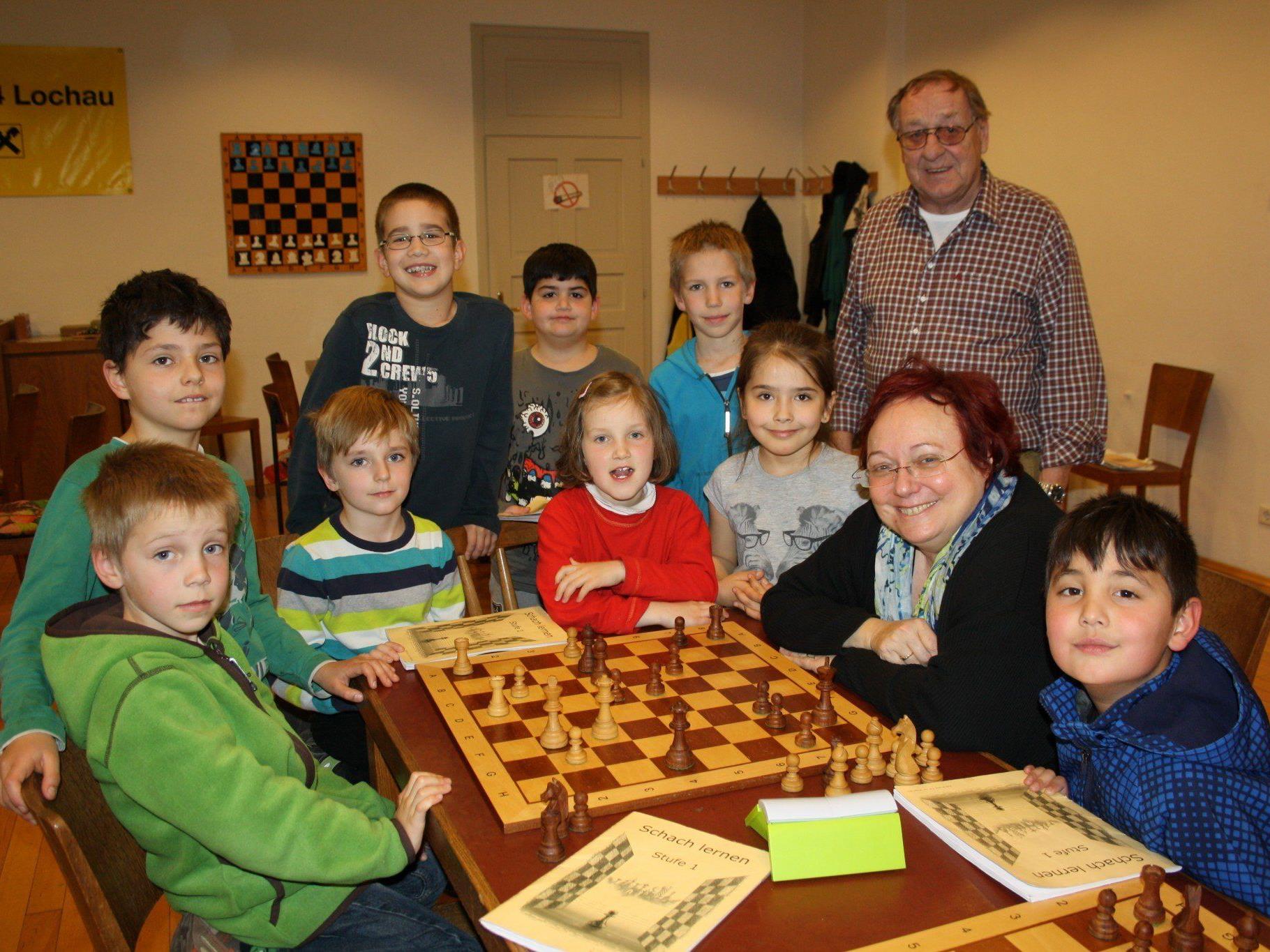 Die Anfängergruppe des diesjährigen Schachkurses mit Helene Mira und Hans Rigg.