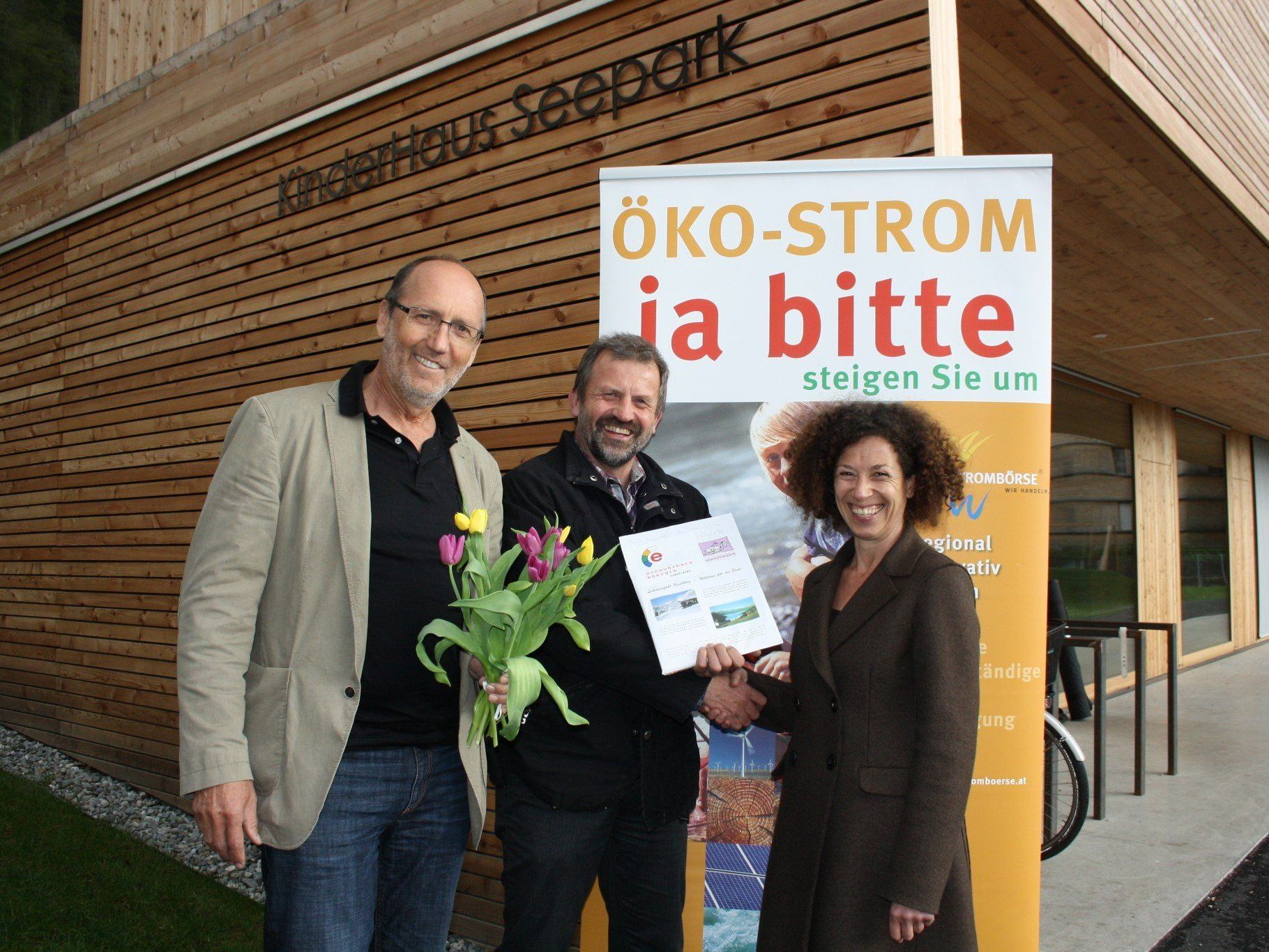 Bgm. Xaver Sinz und DI Johann Punzenberger (Projektträger Arge Erneuerbare Energie Vorarlberg AEEV) bei der Preisübergabe an die siegreiche Bürgerkraftwerk-Investorin Birgit Humpeler. Bgm. Xaver Sinz und DI Johann Punzenberger (Projektträger Arge Erneuerbare Energie Vorarlberg AEEV) bei der Preisübergabe an die siegreiche Bürgerkraftwerk-Investorin Birgit Humpeler.