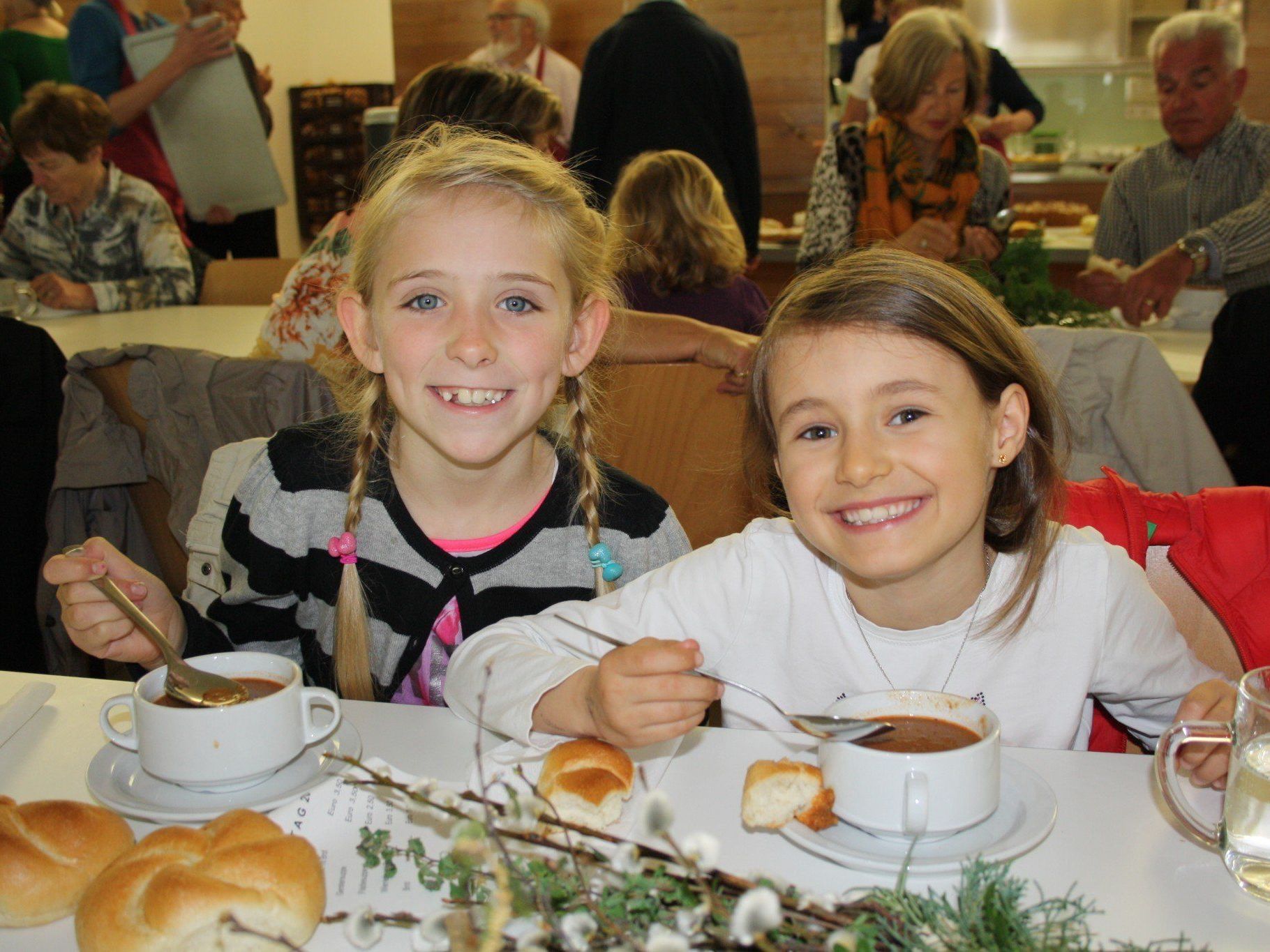 Auch Emily und Ida genossen am Suppentag im Pfarrheim ihr Mittagessen. Auch Emily und Ida genossen am Suppentag im Pfarrheim ihr Mittagessen.
