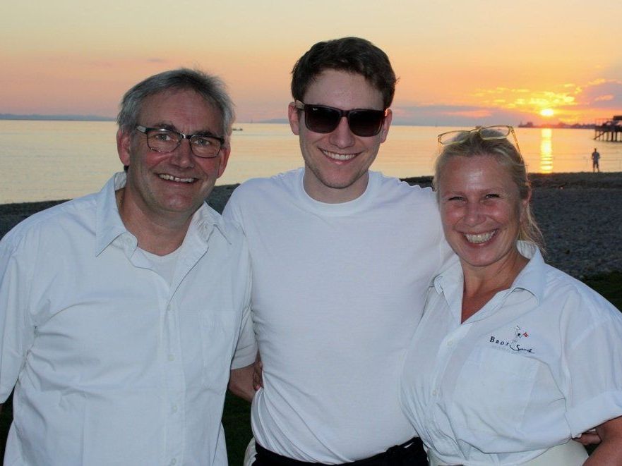 Jürgen, Simon und Christine Hehle laden wieder zum sommerlichen Terrassen-Genuss im „Treff am See“ beim Lochauer Strandbad. Jürgen, Simon und Christine Hehle laden wieder zum sommerlichen Terrassen-Genuss im „Treff am See“ beim Lochauer Strandbad.