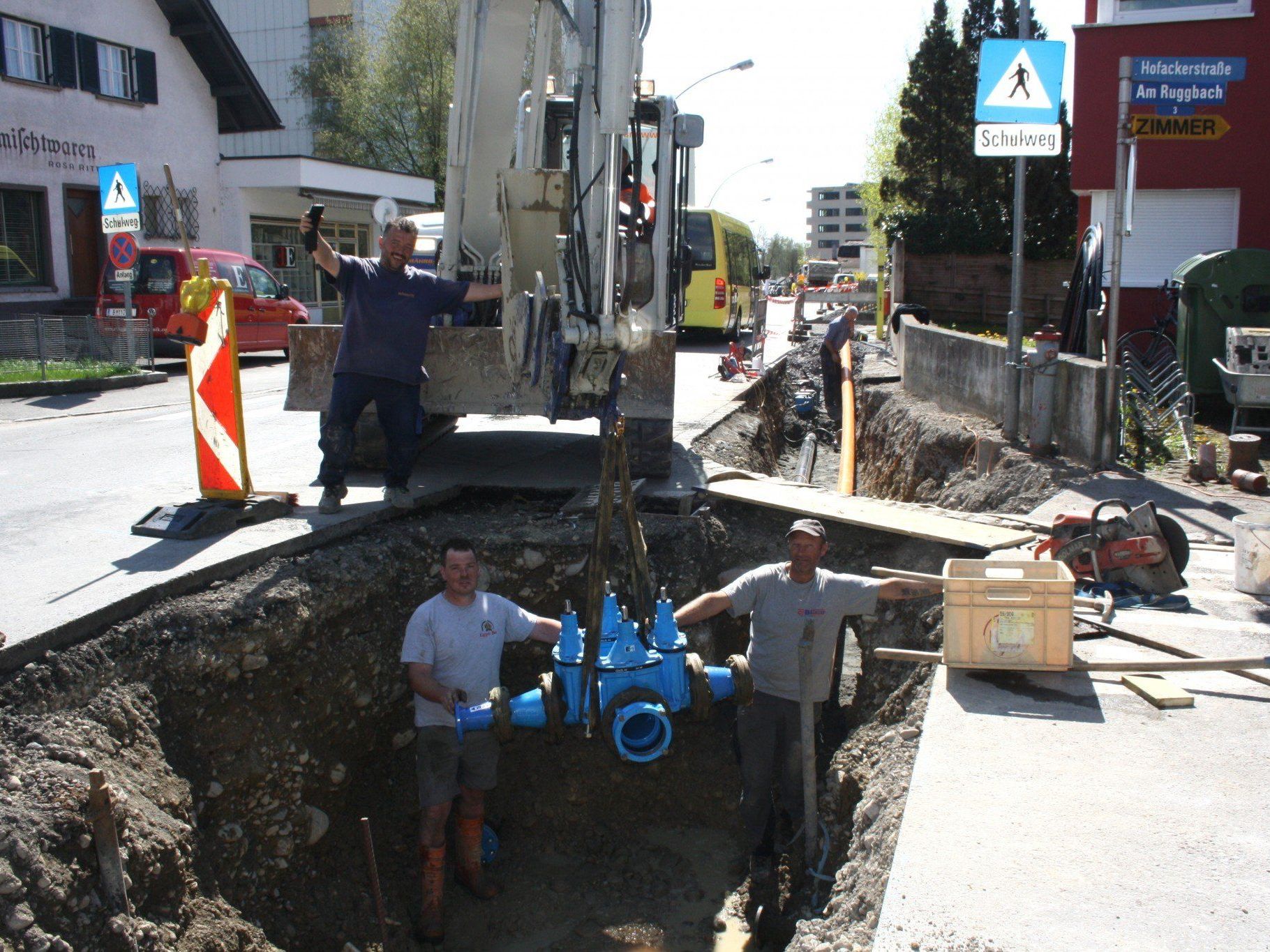 Einbau eines vierköpfigen Wasserschiebers bei der Anschlussstelle Hörbranzer Straße/Hofackerstraße/Kurzglend. Einbau eines vierköpfigen Wasserschiebers bei der Anschlussstelle Hörbranzer Straße/Hofackerstraße/Kurzglend.