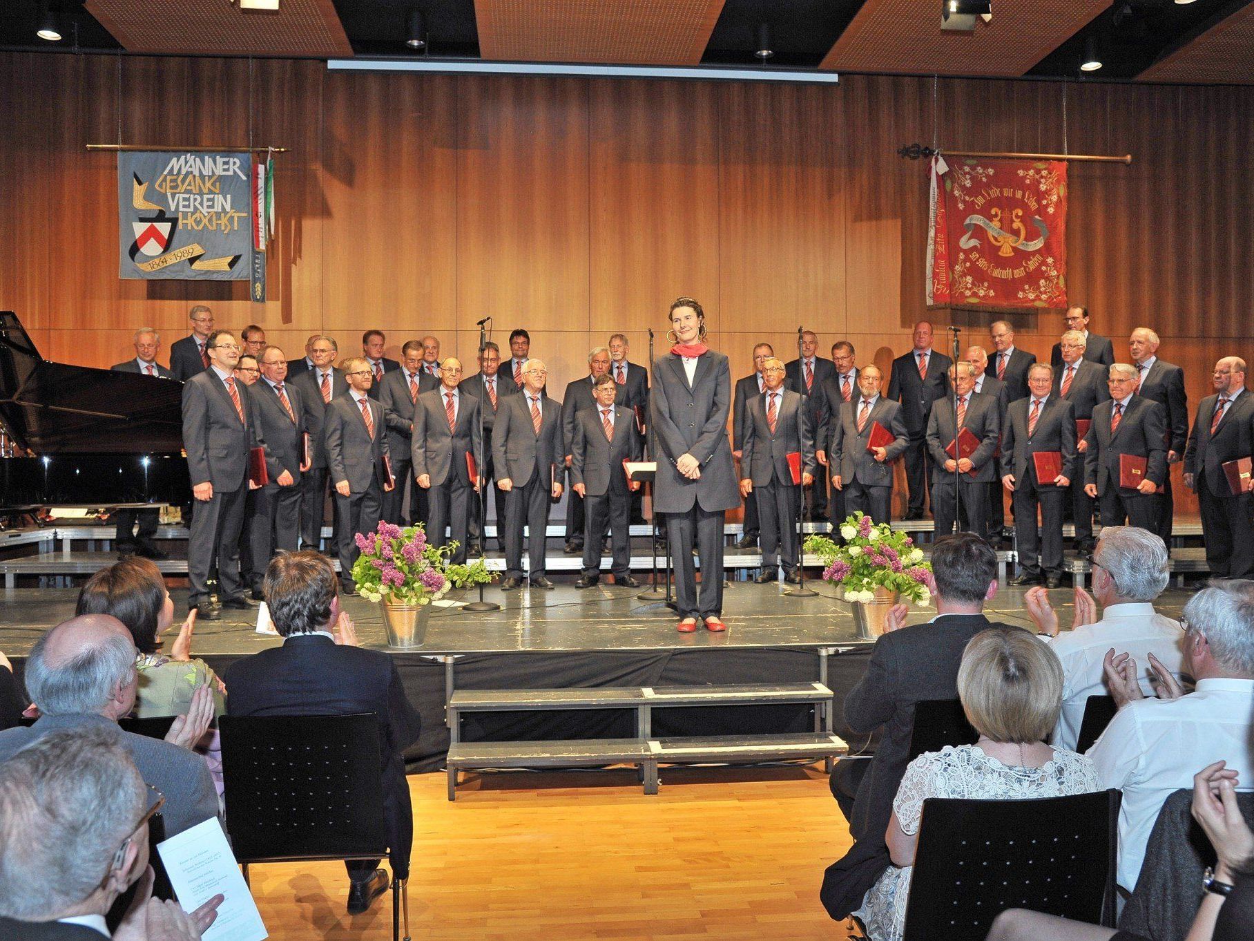 Der Männergesangverein Höchst mit Chorleiterin Maria Sturm. Der Männergesangverein Höchst mit Chorleiterin Maria Sturm.