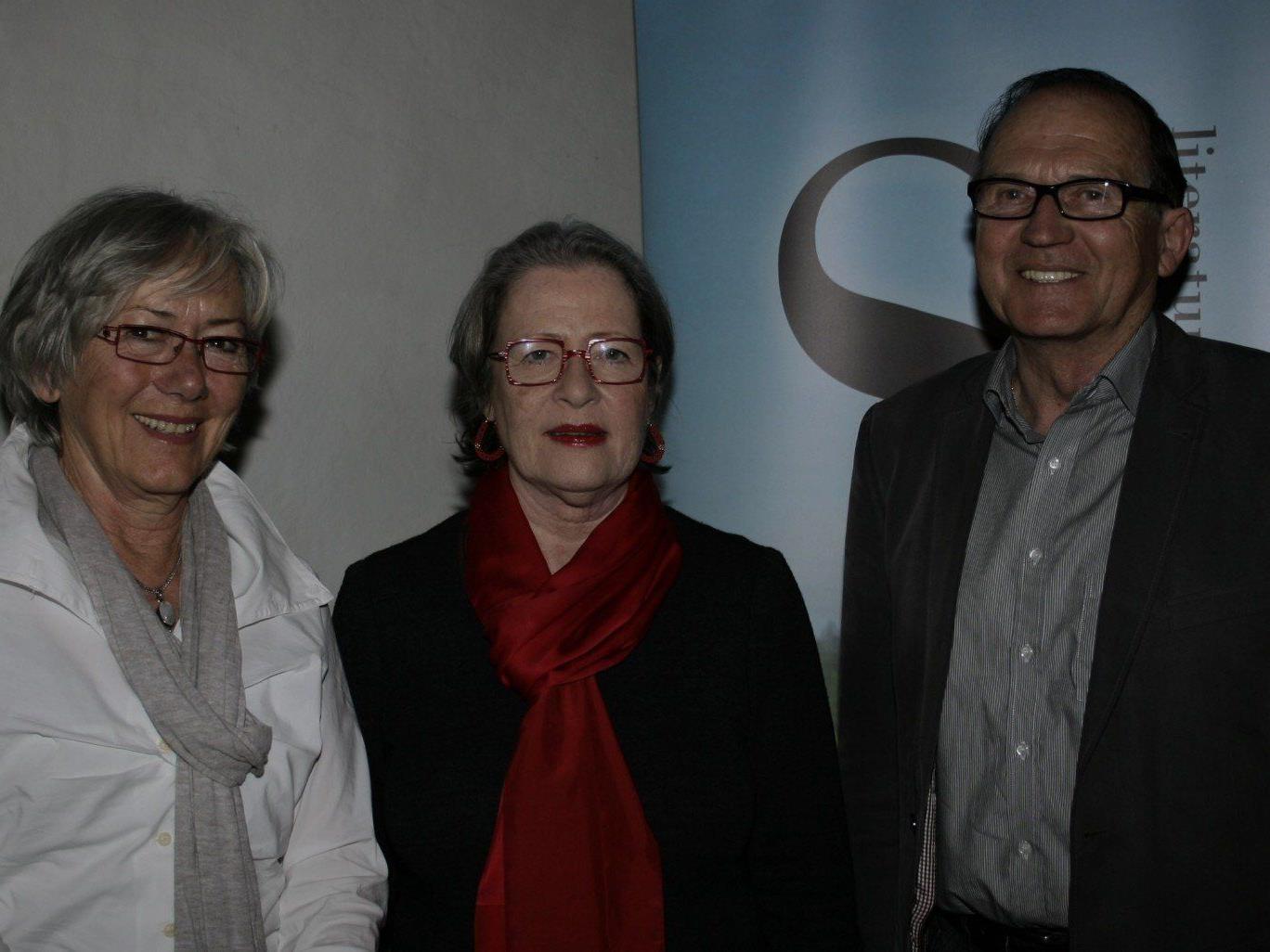 Susanne Scholl (Mitte) mit Altbürgermeister Norbert Mähr und Gattin Maria.