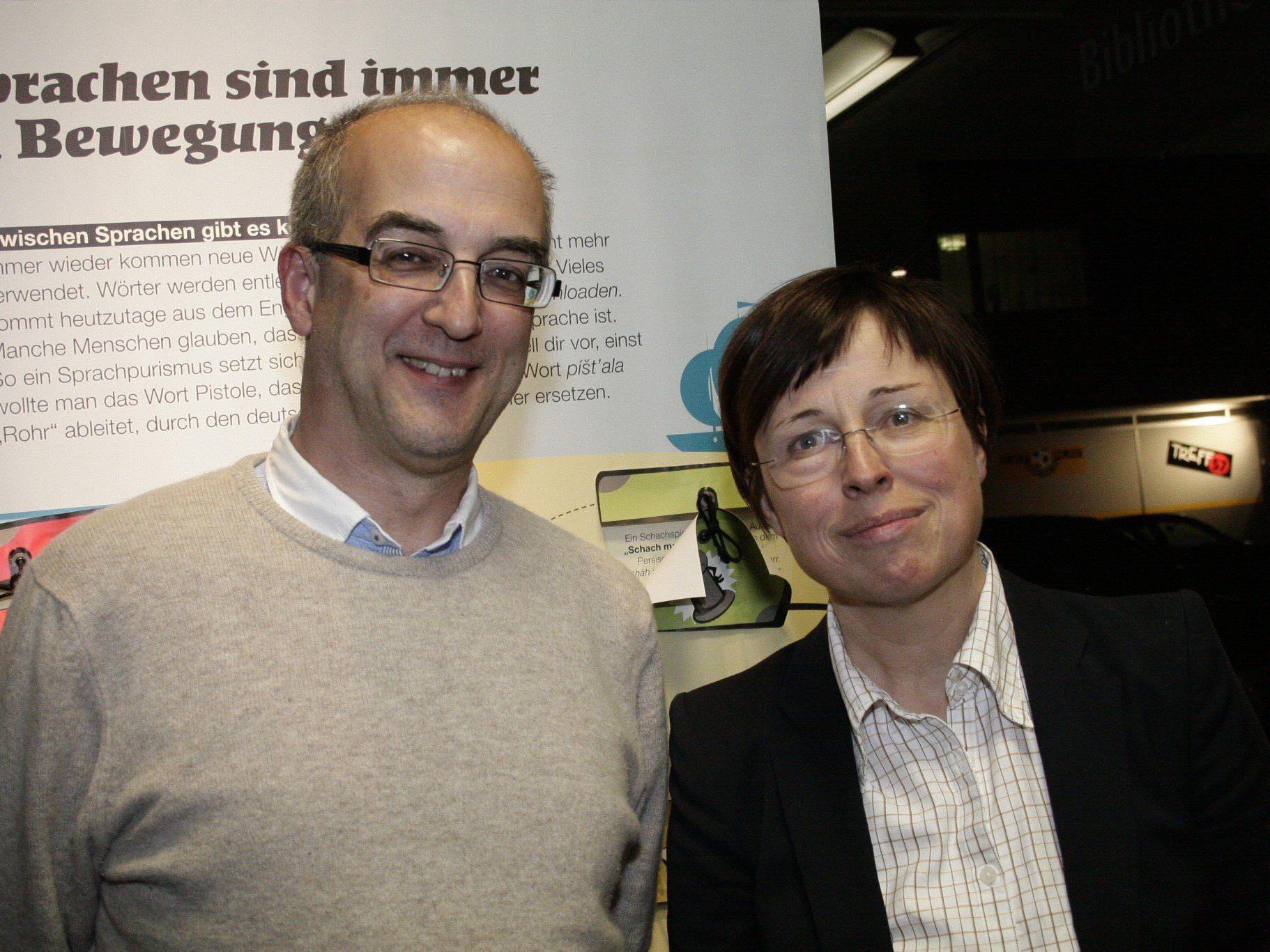 Peter Ladstätter und Eva Grabherr bei der Eröffnung der Wanderausstellung „Sprachlandschaft Deluxe“.