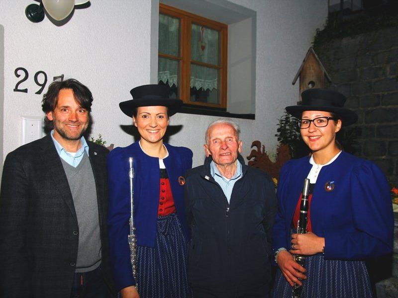 Der Jubilar mit Bürgermeister Thomas Zudrell, Obfrau Jasmin Bargehr und Obfrau Sabrina Erhard.