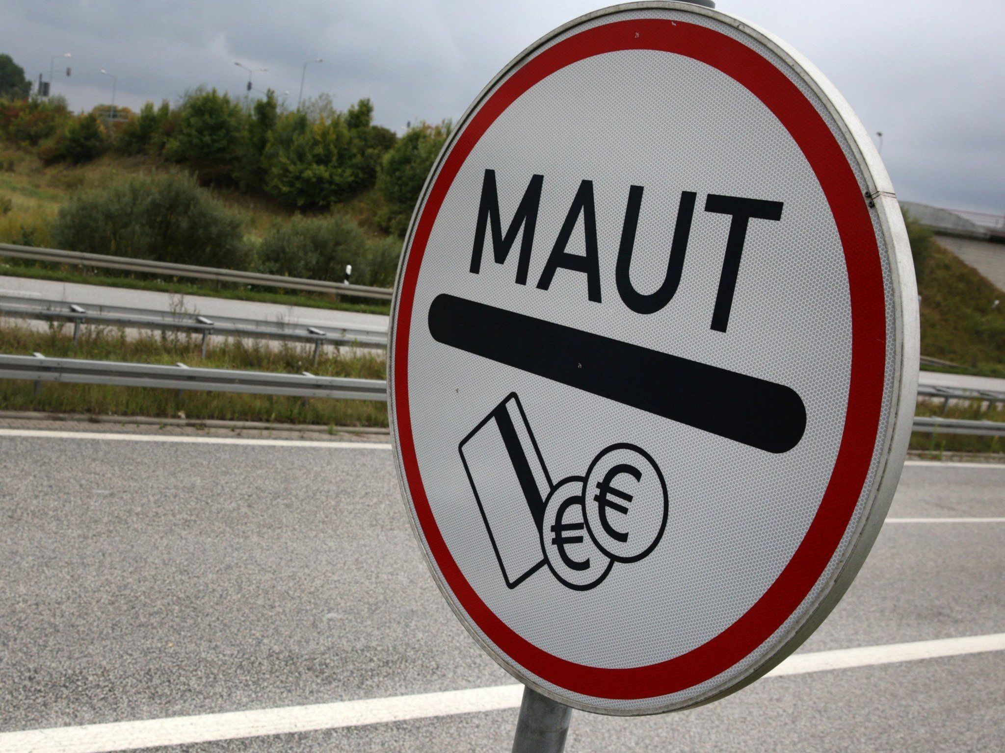 EU-Kommissar Oettinger denkt über ein europweit einheitliches Mautsystem für Pkw nach. EU-Kommissar Oettinger denkt über ein europweit einheitliches Mautsystem für Pkw nach.