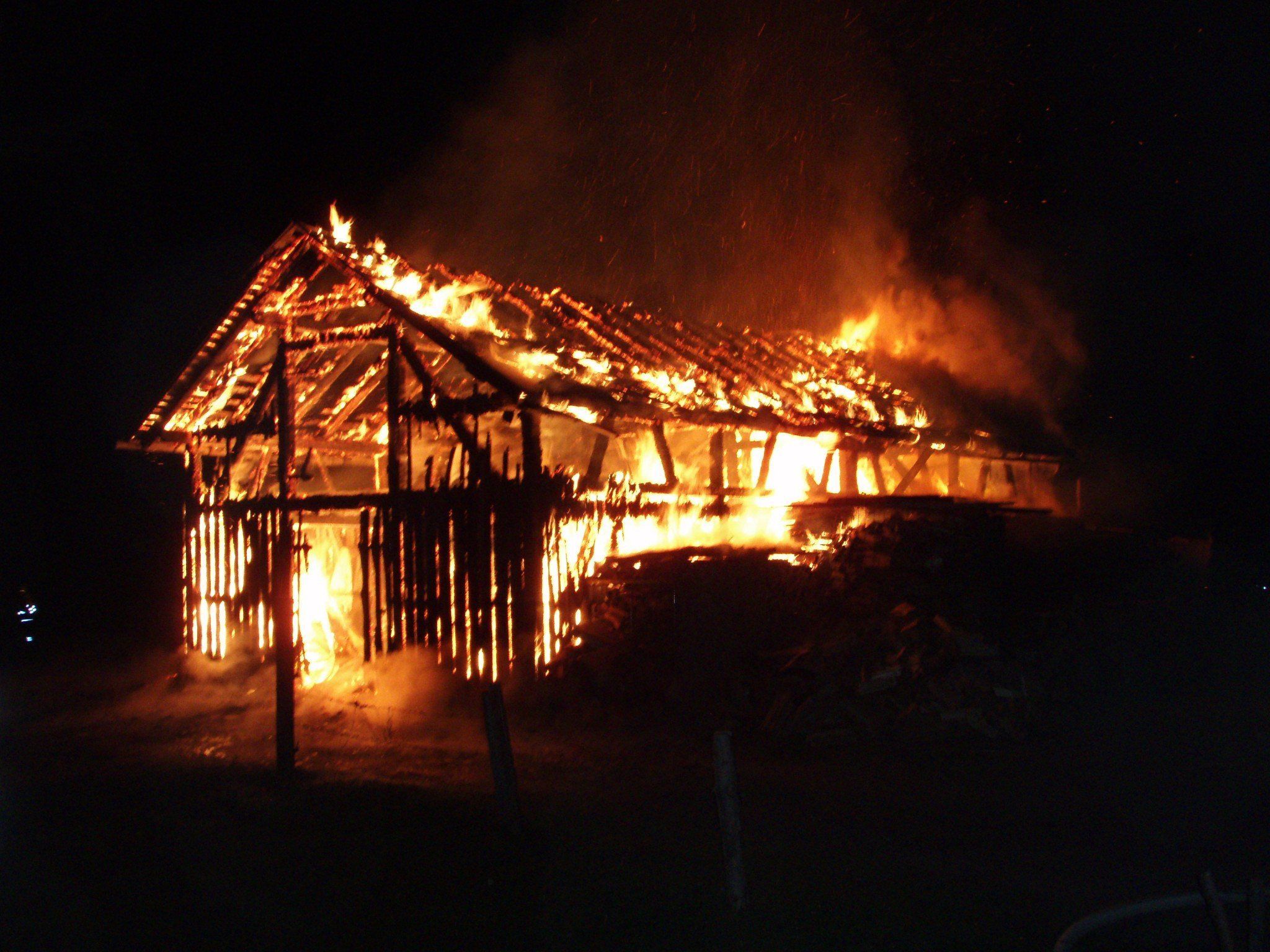 Beim Eintreffen der Feuerwehr stand das Gebäude bereits in Vollbrand. Beim Eintreffen der Feuerwehr stand das Gebäude bereits in Vollbrand.