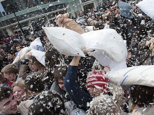 Der International Pillow Fight Day wird weltweit begangen - hier etwa in Toronto