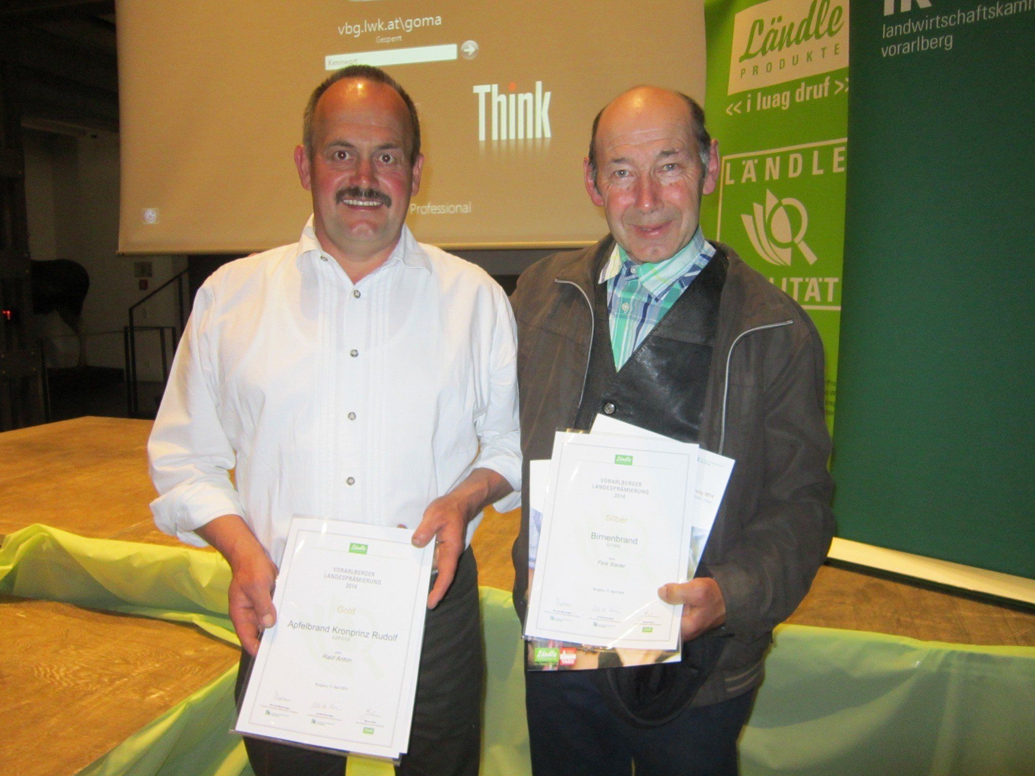 Anton Raid (li.) und Xaver Fink wurden für ihre exzellenten Brände ausgezeichnet. Anton Raid (li.) und Xaver Fink wurden für ihre exzellenten Brände ausgezeichnet.