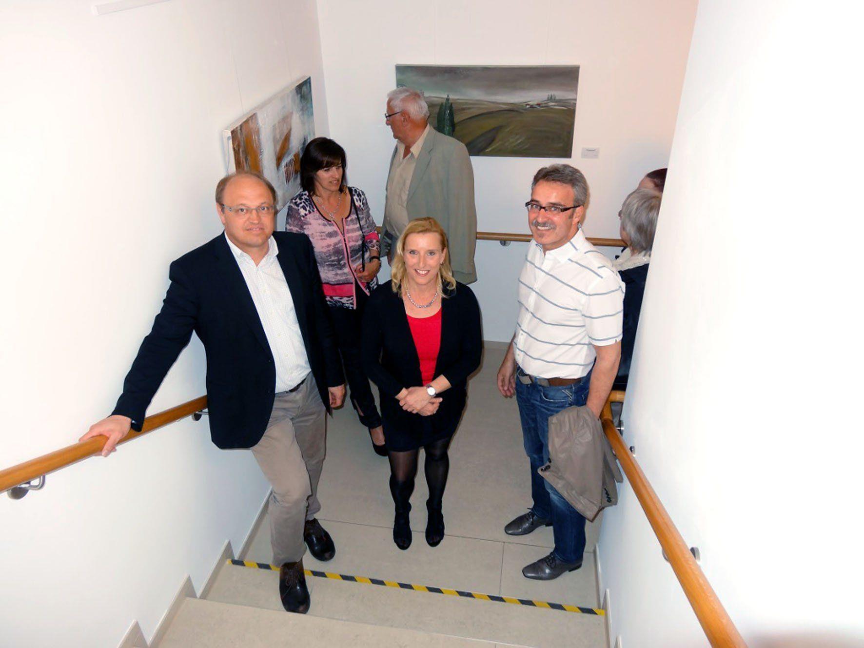 v.l.n.r: Bgm. Elmar Rhomberg und die Künstlerin Ingrid Böhler mit weiteren Gästen .