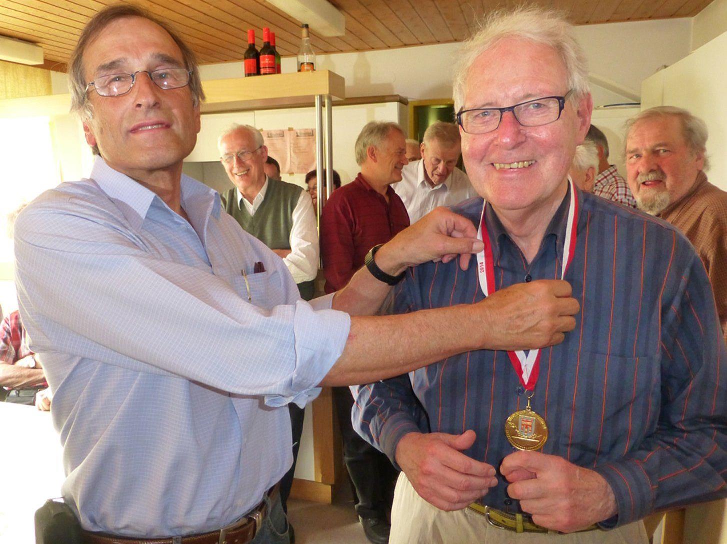Turnierleiter Eerich Peterlunger gratuliert Hans-Uwe Kock (r.) zum Vlbg. Schachsenioren-Meistertitel.