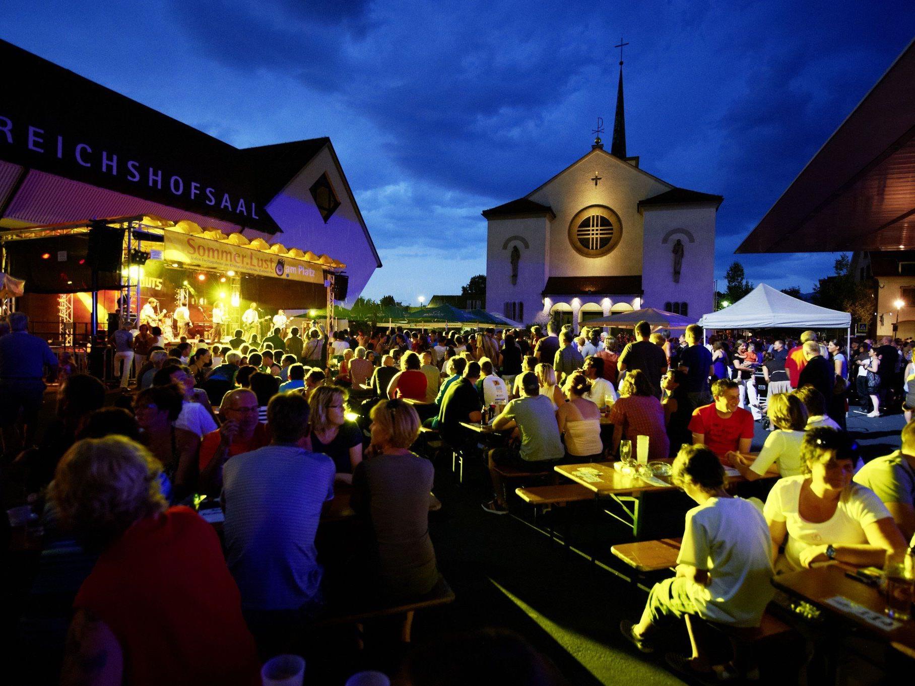 Ab Juni verwandelt sich der Lustenauer Kirchplatz wieder einmal wöchentlich zur Konzertbühne.
