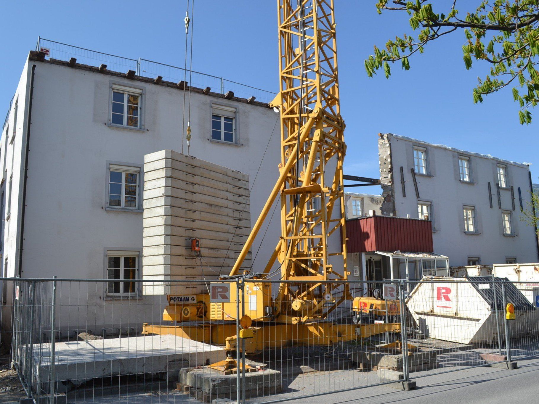 Die Außenfassade des bisherigen Seniorenheim bleibt bestehen, innen wurde das Gebäude komplett ausgehöhlt. Die Außenfassade des bisherigen Seniorenheim bleibt bestehen, innen wurde das Gebäude komplett ausgehöhlt.