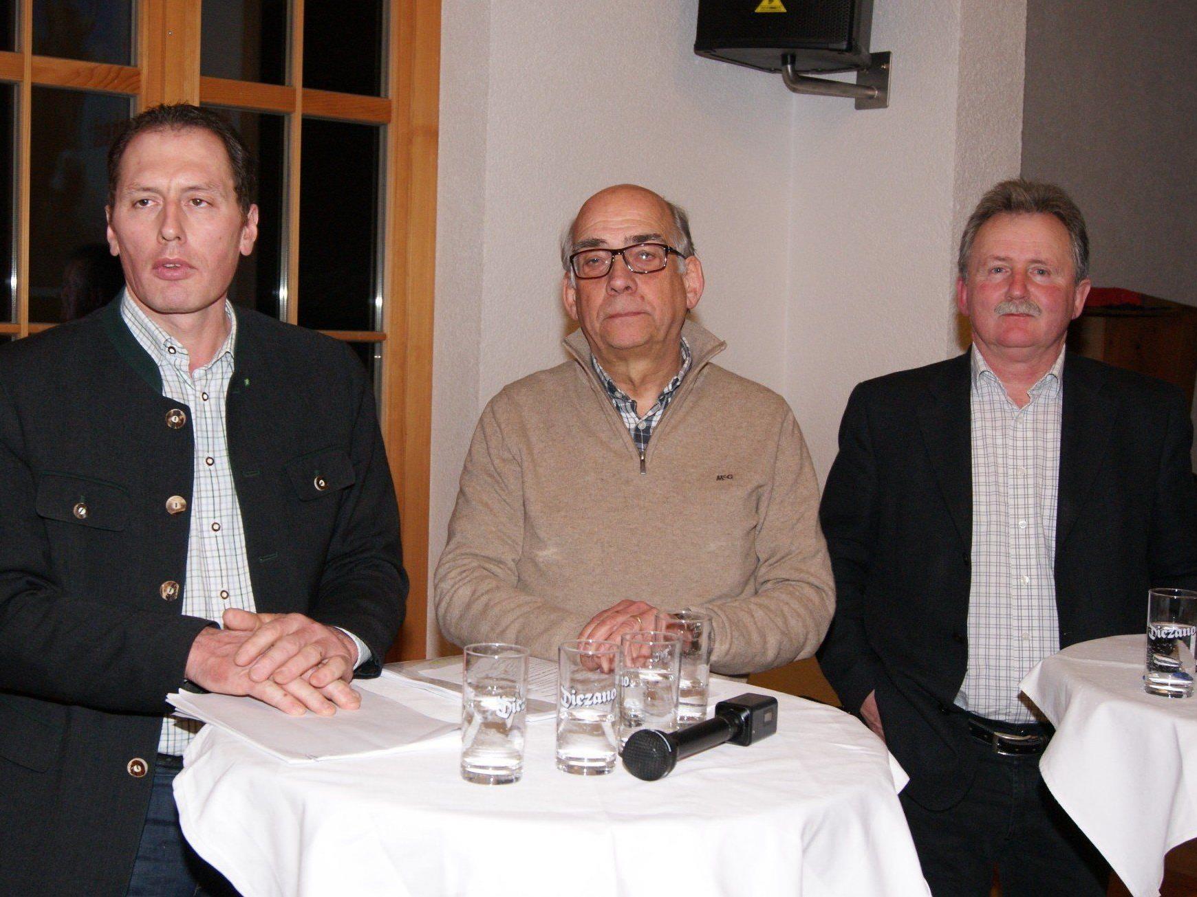Am Podium informieren unter anderem Josef Moosbrugger, Ernst Albrich und Markus Netzer.
