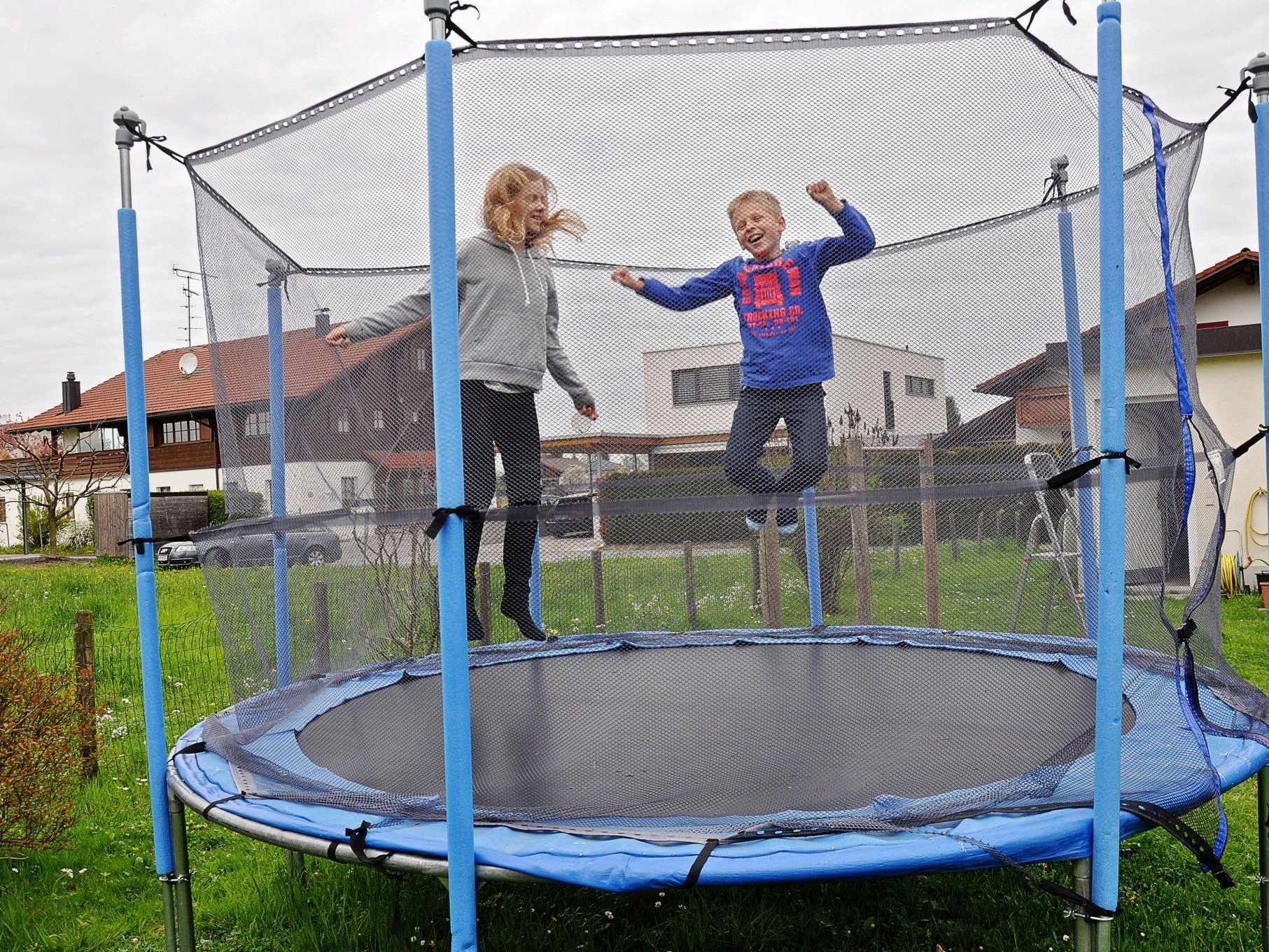 Trampolin - Sicherheit hüpft mit. Trampolin - Sicherheit hüpft mit.
