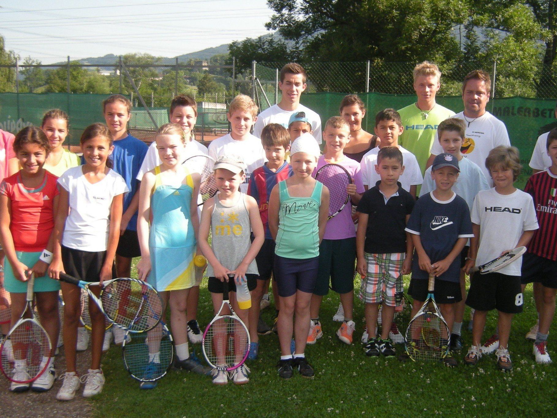 Die Tennisjugend freut sich auf weitere Team-Mitglieder. Die Tennisjugend freut sich auf weitere Team-Mitglieder.
