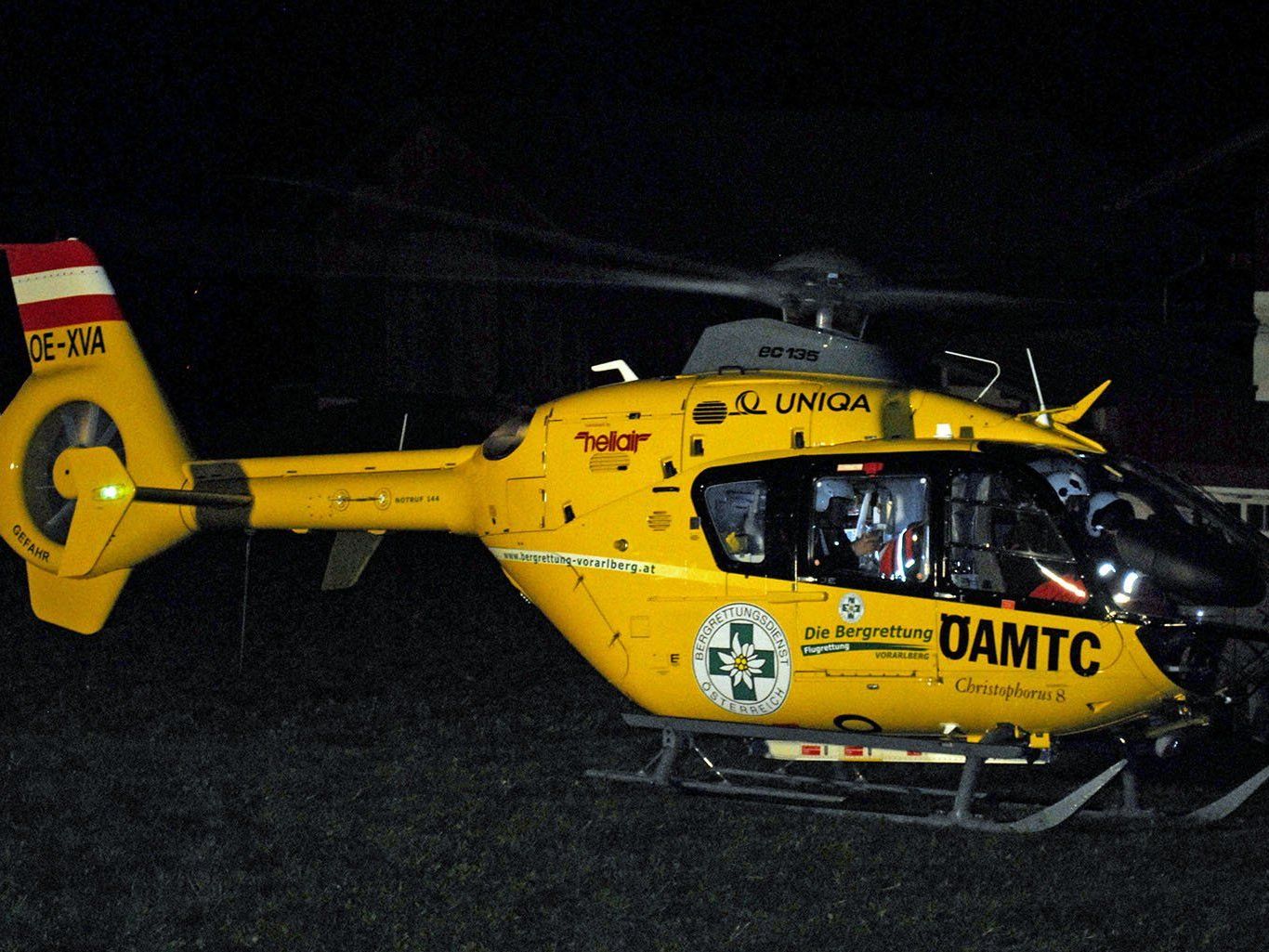 Mit dem Notarzthubschrauber lieferte das Rettungsteam den Patienten ins Krankenhaus ein. Mit dem Notarzthubschrauber lieferte das Rettungsteam den Patienten ins Krankenhaus ein.