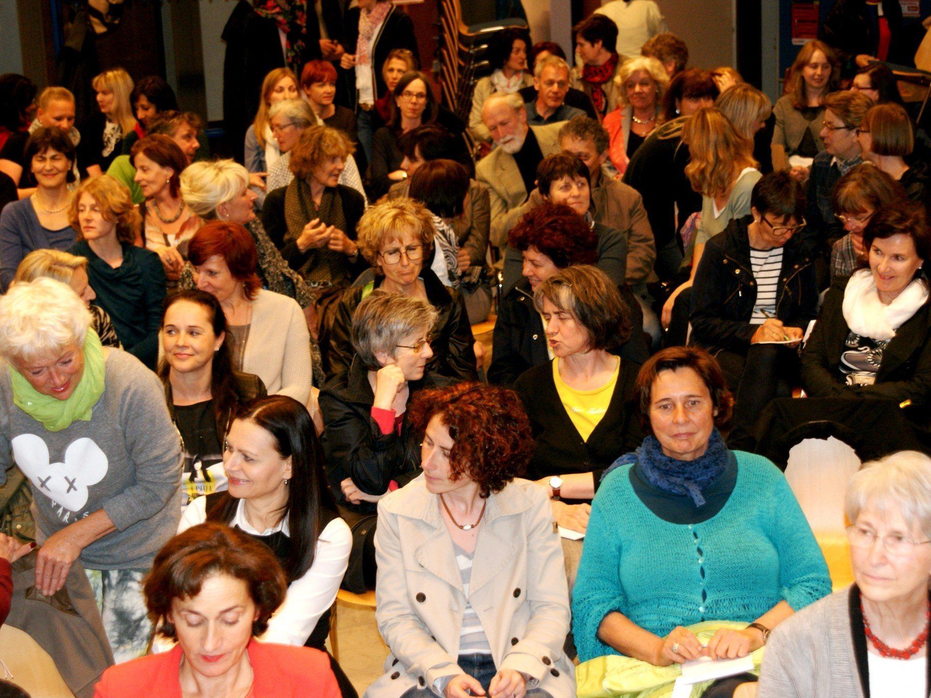 Eine grosse Anzahl von Zuhörern sind erschienen Eine grosse Anzahl von Zuhörern sind erschienen