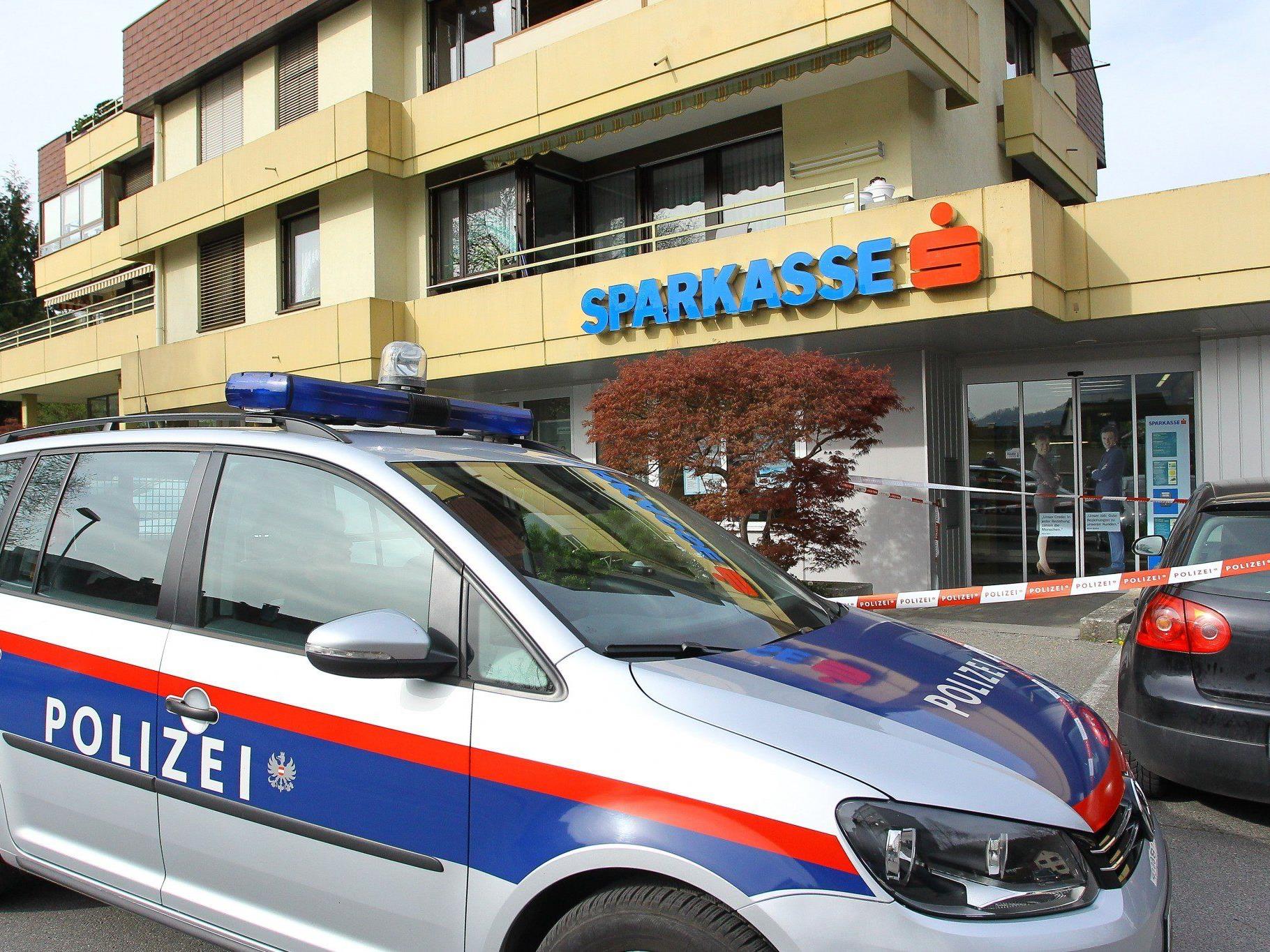 Banküberfall in Feldkirch: Mutmaßlicher Täter geständig - Waffe und Großteil der Beute sichergestellt.