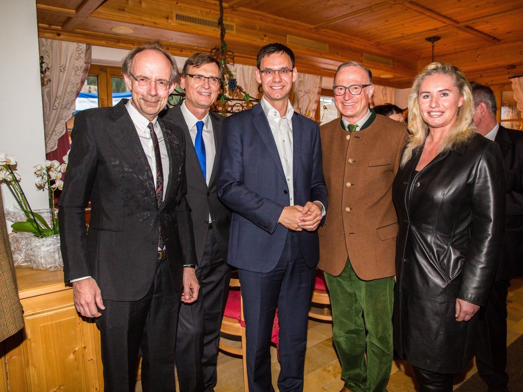 Verleger Eugen A. Russ (l.) mit Thomas Kralinger, LH Markus Wallner und Bgm. Ludwig Muxel mit VN-CR Verena Daum-Kuzmanovic.