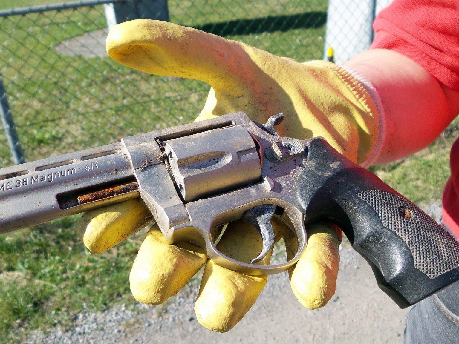 Außergewöhnlicher Fund bei der Flurreinigung in Nüziders: ein illegal entsorgter Magnum Revolver.